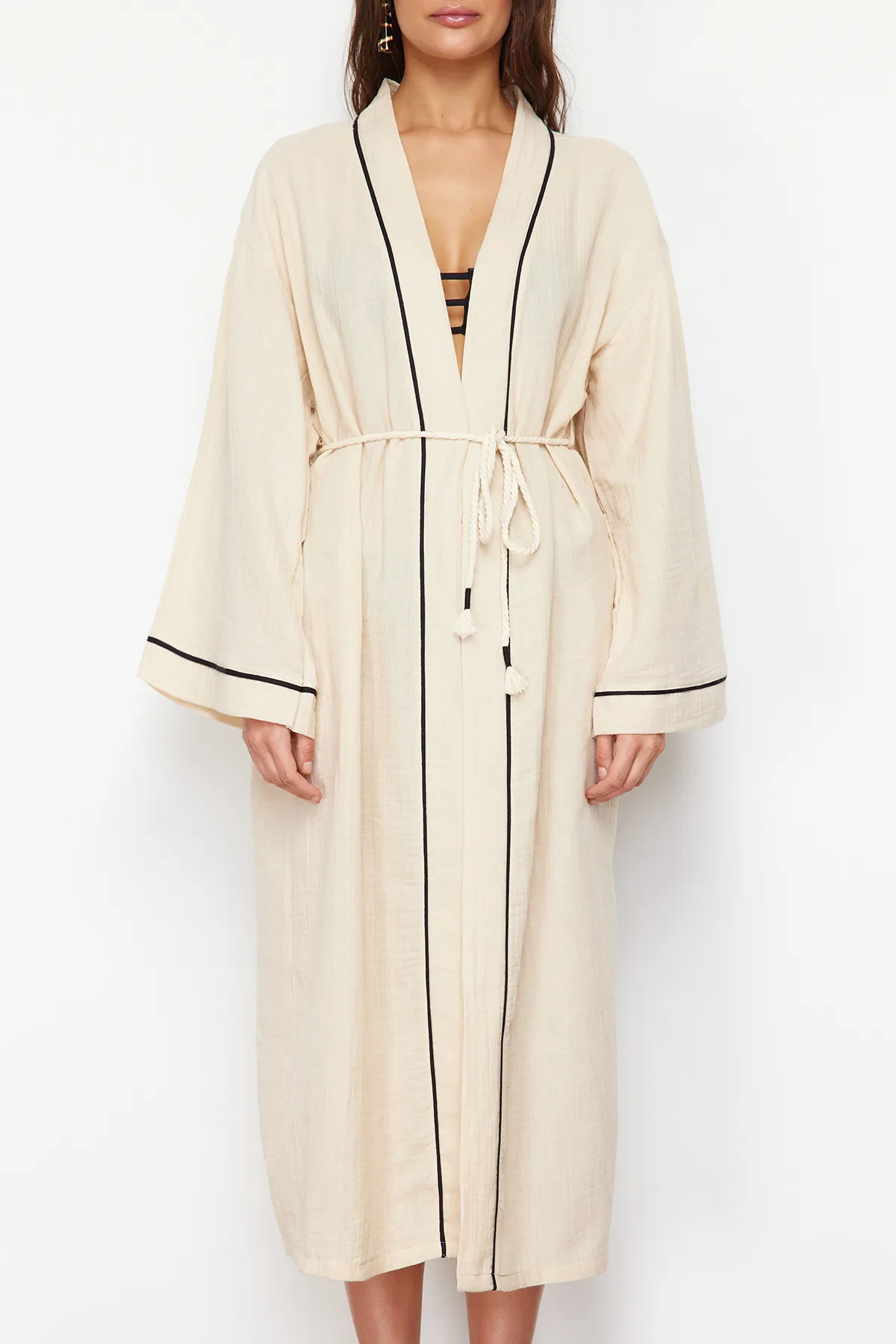 Trendyol Collection  Beigefarbener Maxi-Kimono und Kaftan aus Musselin mit gewebten Paspeln und Gürtel TBESS24KM00052