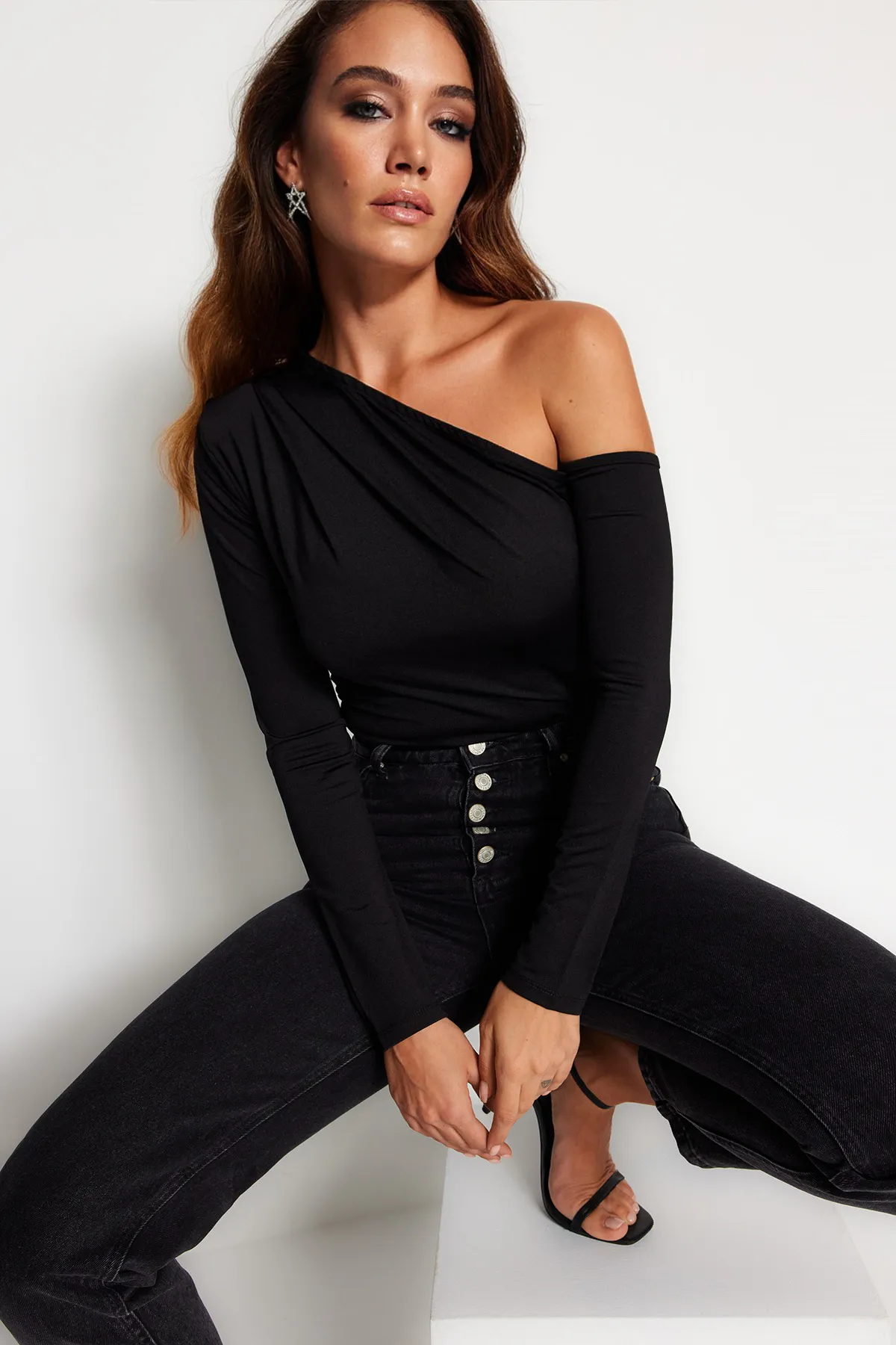 Trendyol Collection  Schwarzer, asymmetrischer Kragen, langärmeliger Stretch-Strickbody mit Druckknöpfen, TWOAW22BD0080