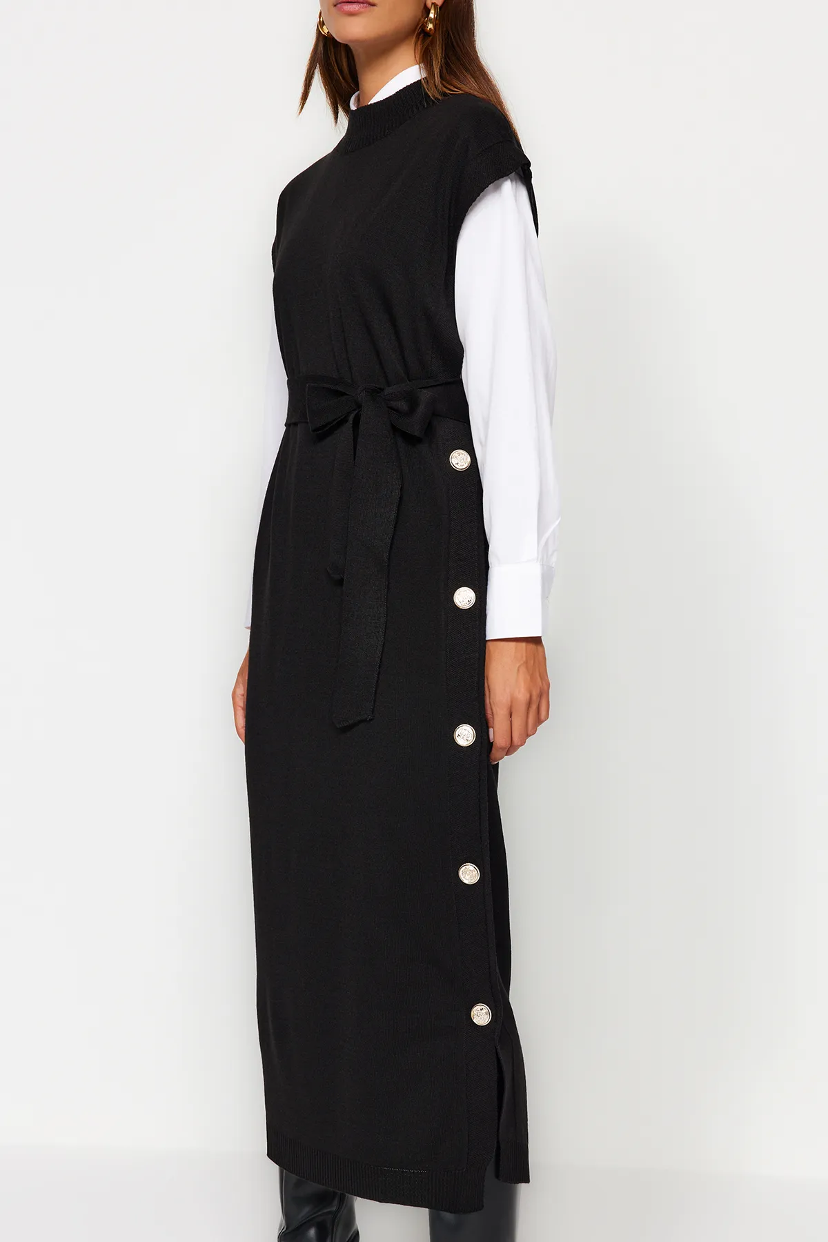 Trendyol Modest  Schwarzes Strickpulloverkleid mit Knöpfen und detaillierten Details TCTAW24UV00038