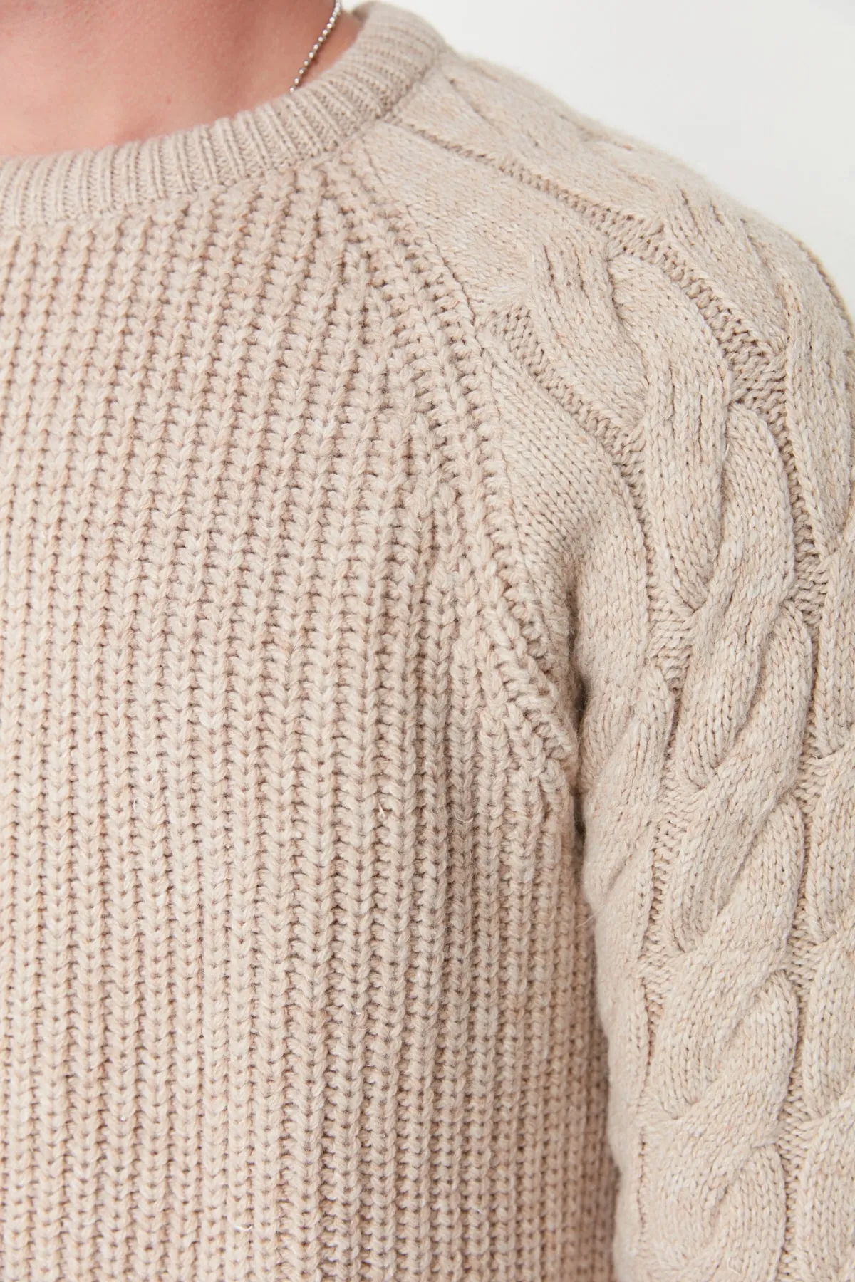 Trendyol Collection  Stone Regular Fit Rundhalspullover aus Haarstrick mit detailliertem Strickmuster TMNAW22KZ2059