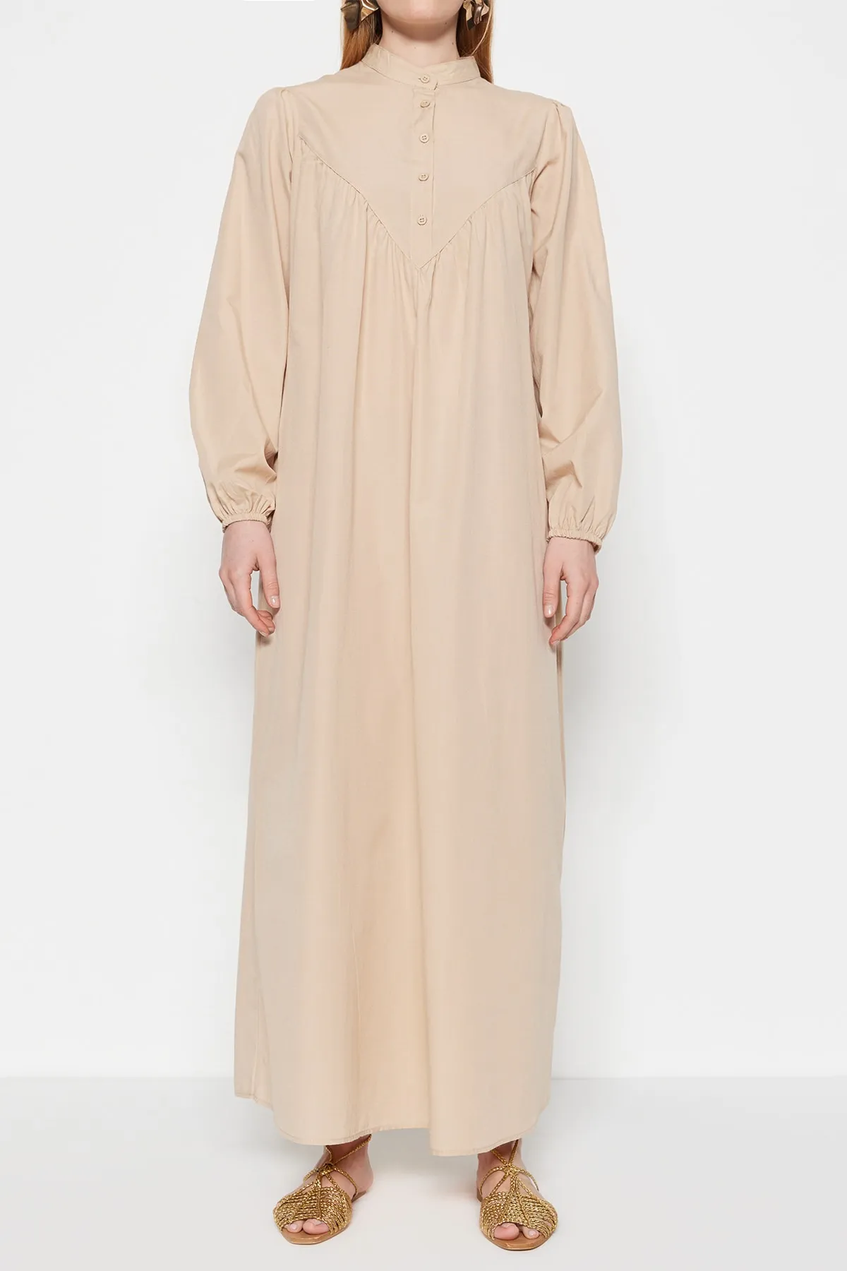 Trendyol Modest  Beiges, gefüttertes, gewebtes Kleid aus Baumwolle mit Ballonärmeln, halber Knopfleiste und weiter Passform TCTSS23EB00371