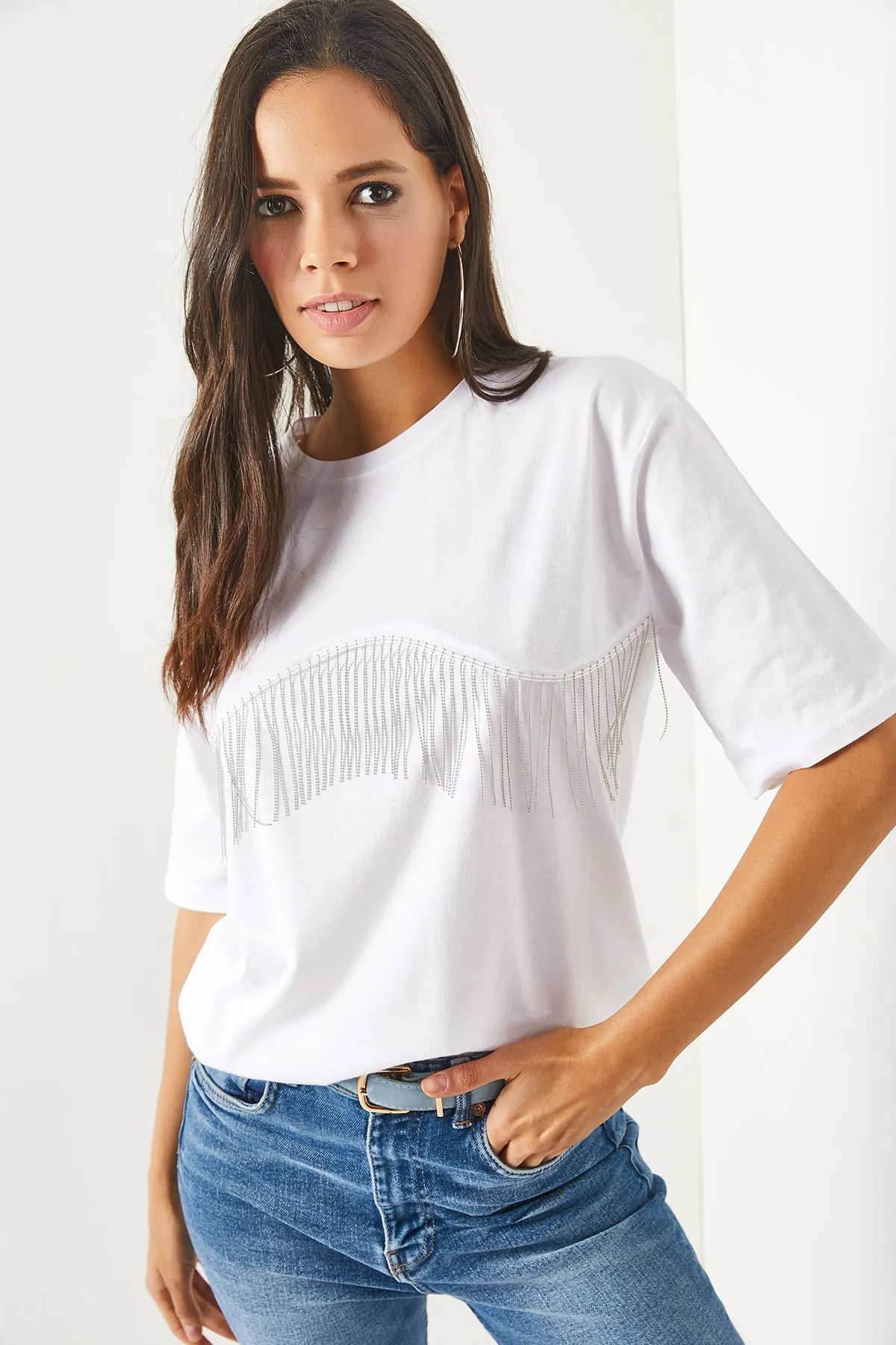 Olalook  Weißes Damen-T-Shirt in Übergröße mit Kettengarnierung TSH-19000697