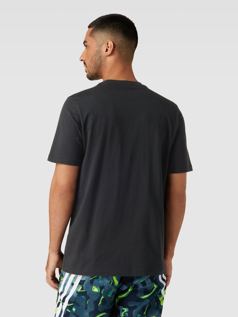 T-Shirt mit Label-Patch in schwarz