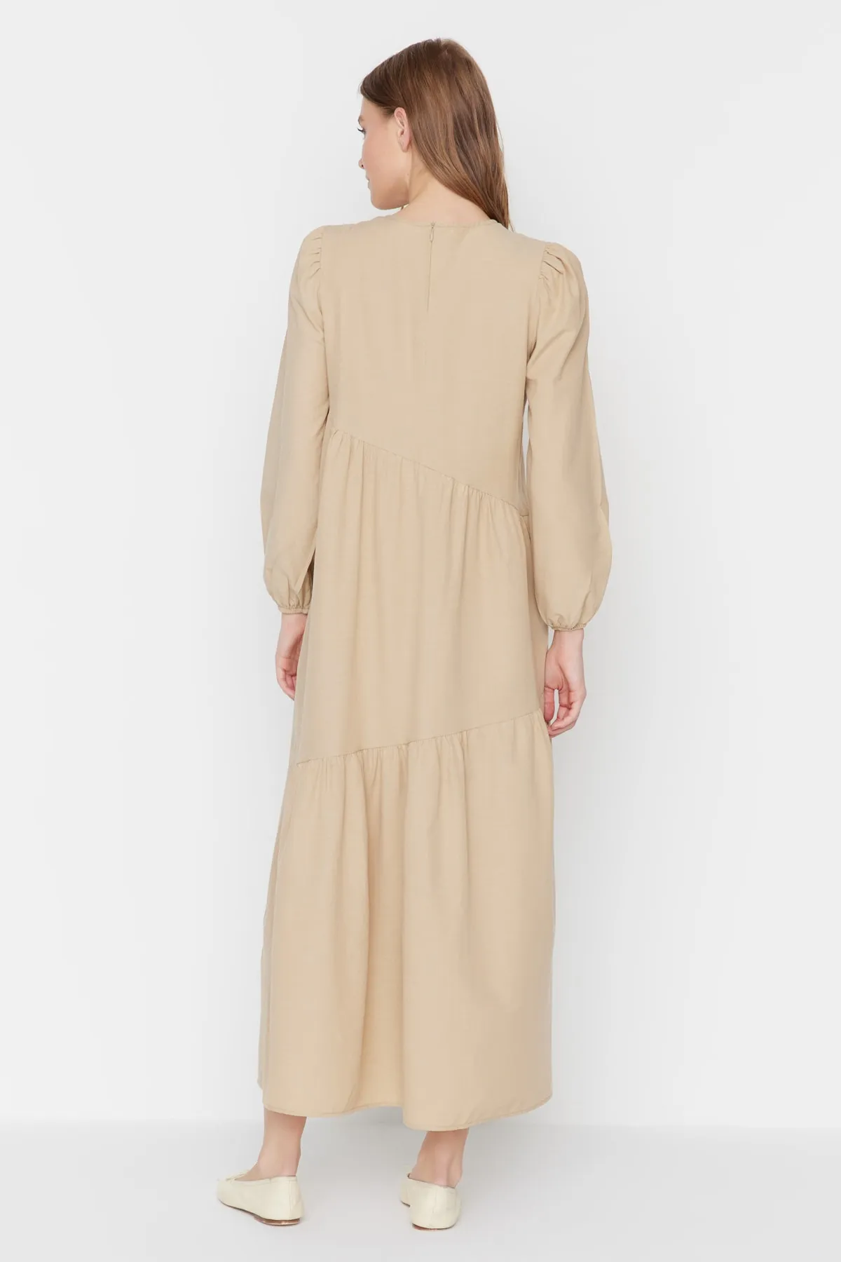 Trendyol Modest  Nerzfarbenes, detailliertes, weit geschnittenes Baumwollkleid mit Raffungen TCTSS21EL3470