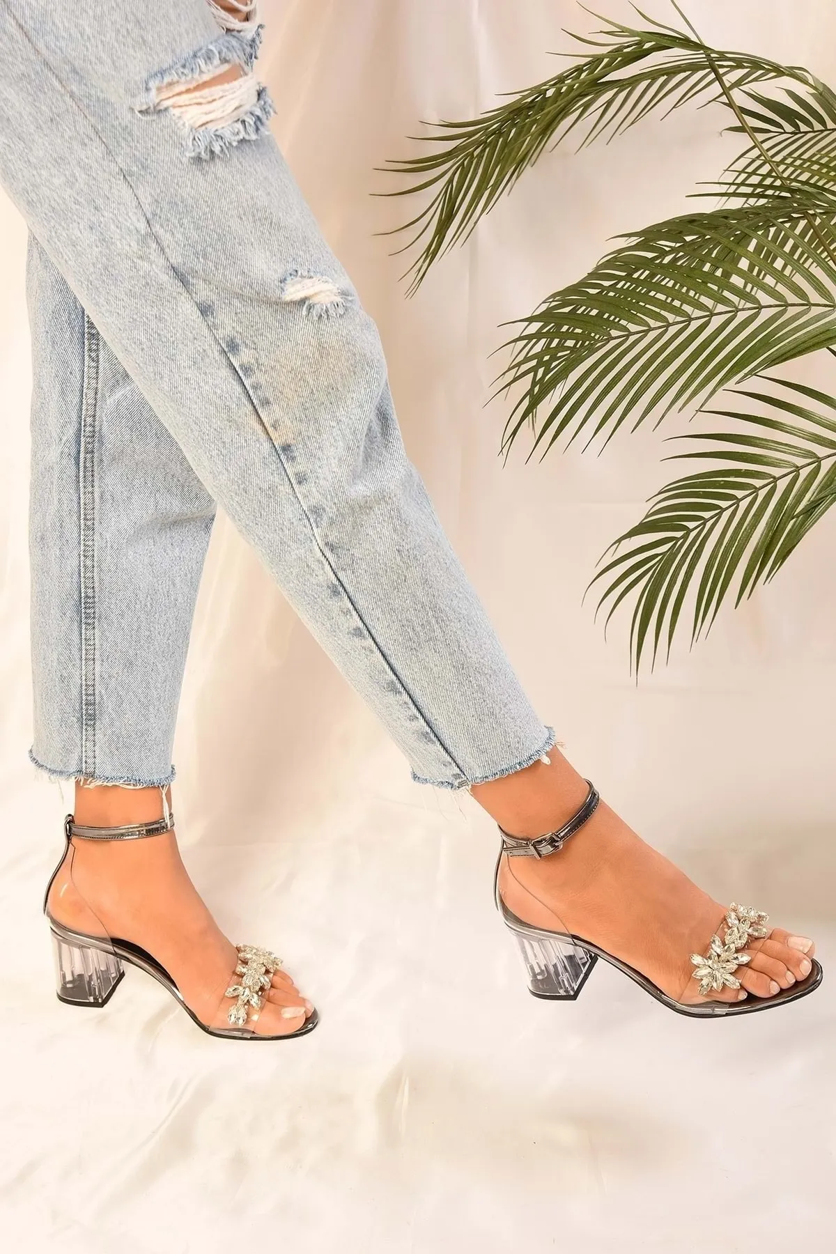 Shoeberry  Damen-Schuhe „Maggie Platinum“ mit transparentem Steinabsatz und einem Riemen