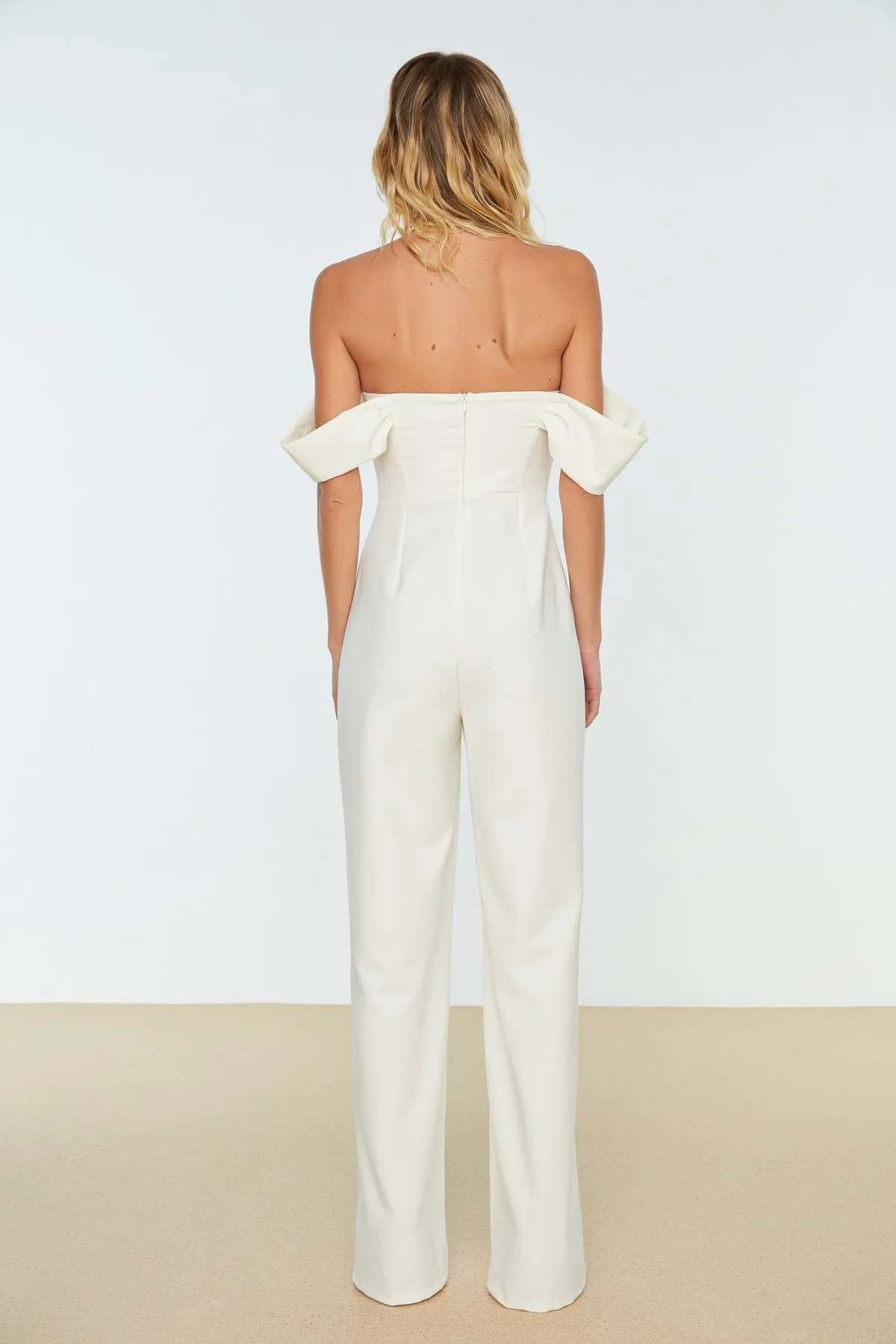 Trendyol Collection  Ecrufarbener Jumpsuit aus gewebtem Stoff mit Bügeln TPRSS22TU0070