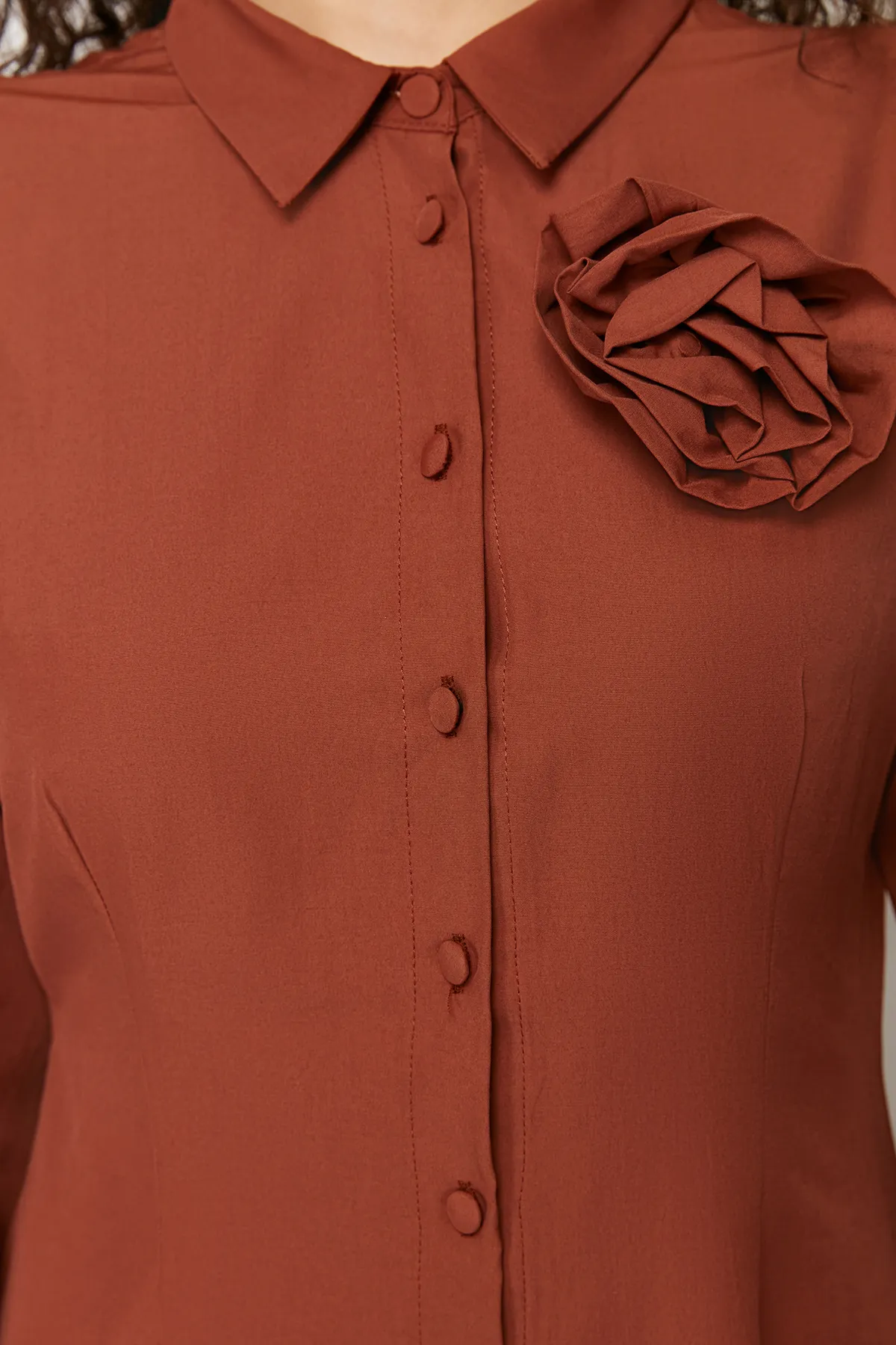 Trendyol Modest  Braunes gewebtes Hemdblusenkleid mit Blumendetail TCTSS24EB00029