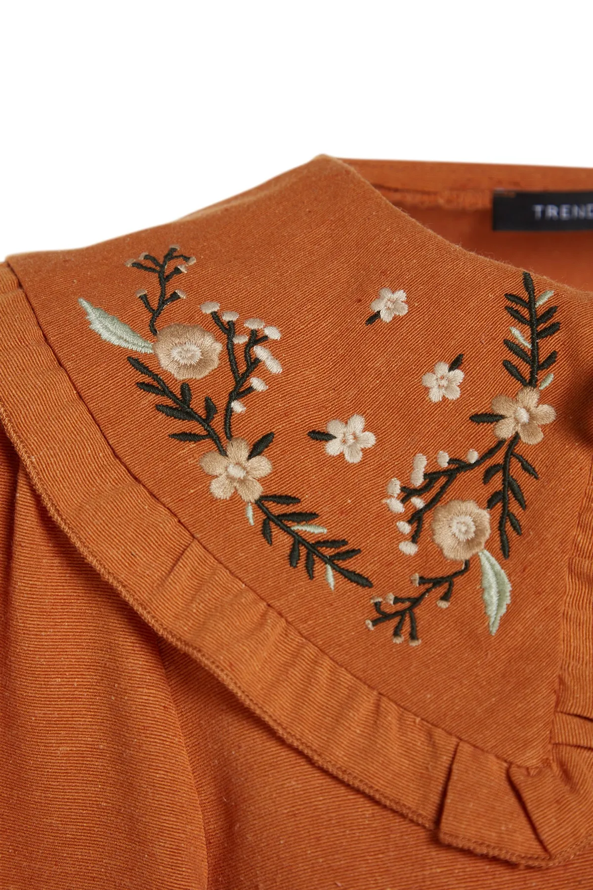 Trendyol Modest  Gewebtes Kleid in Leinenoptik mit besticktem Zimtkragen und halber Knopfleiste TCTSS23EB00257