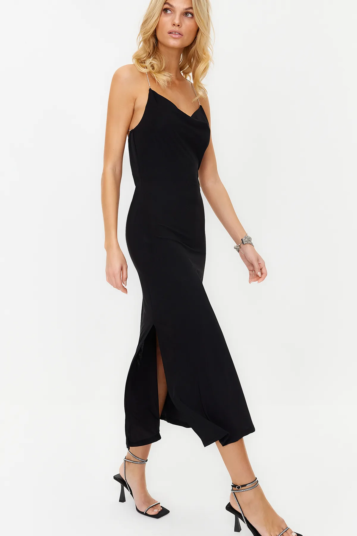 Trendyol Collection  Elegantes Abendkleid mit schwarzem Stein-Accessoire und detailliertem Ausschnitt TPRSS24EL00044