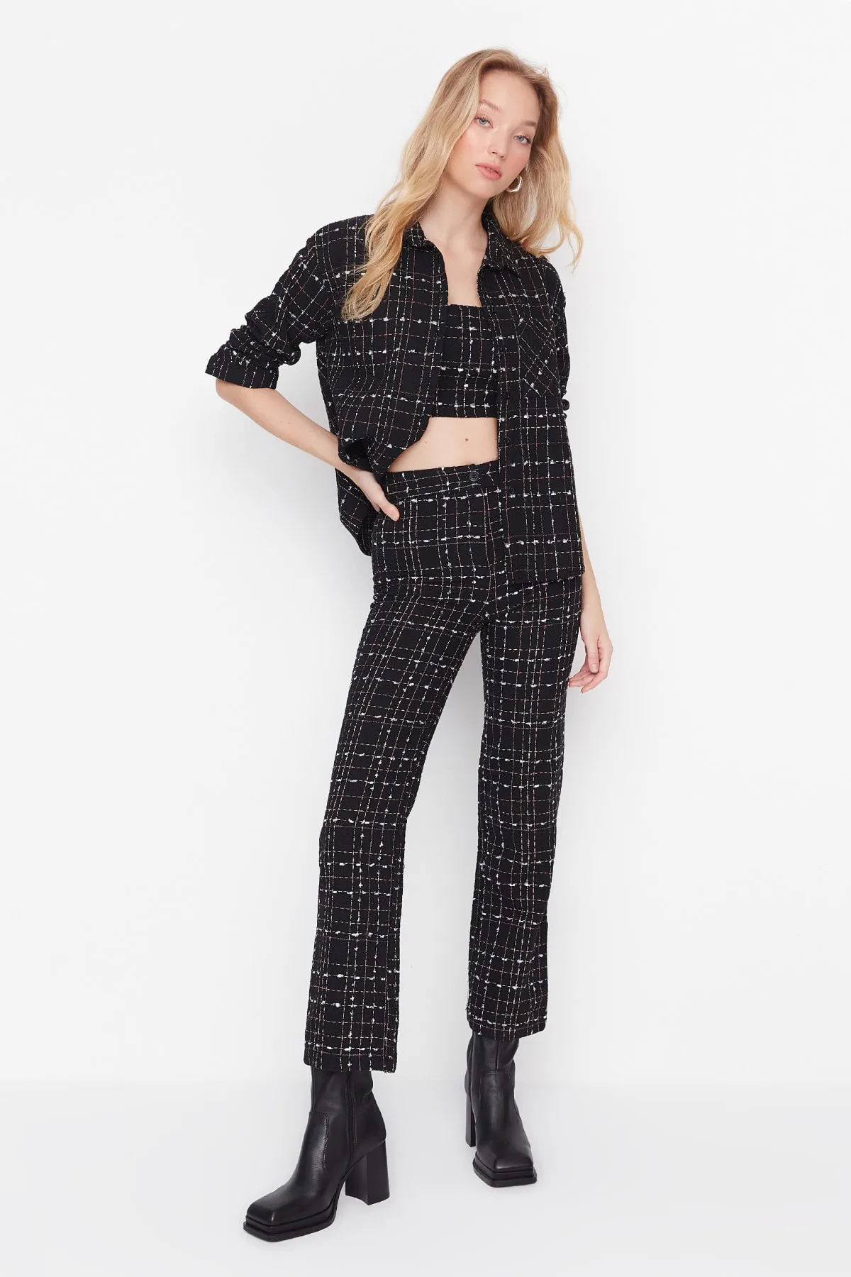 Trendyol Collection  Schwarze gewebte Hose mit hoher Taille und Karomuster aus Tweed und Zigaretten-Tweed TWOAW23PL00046