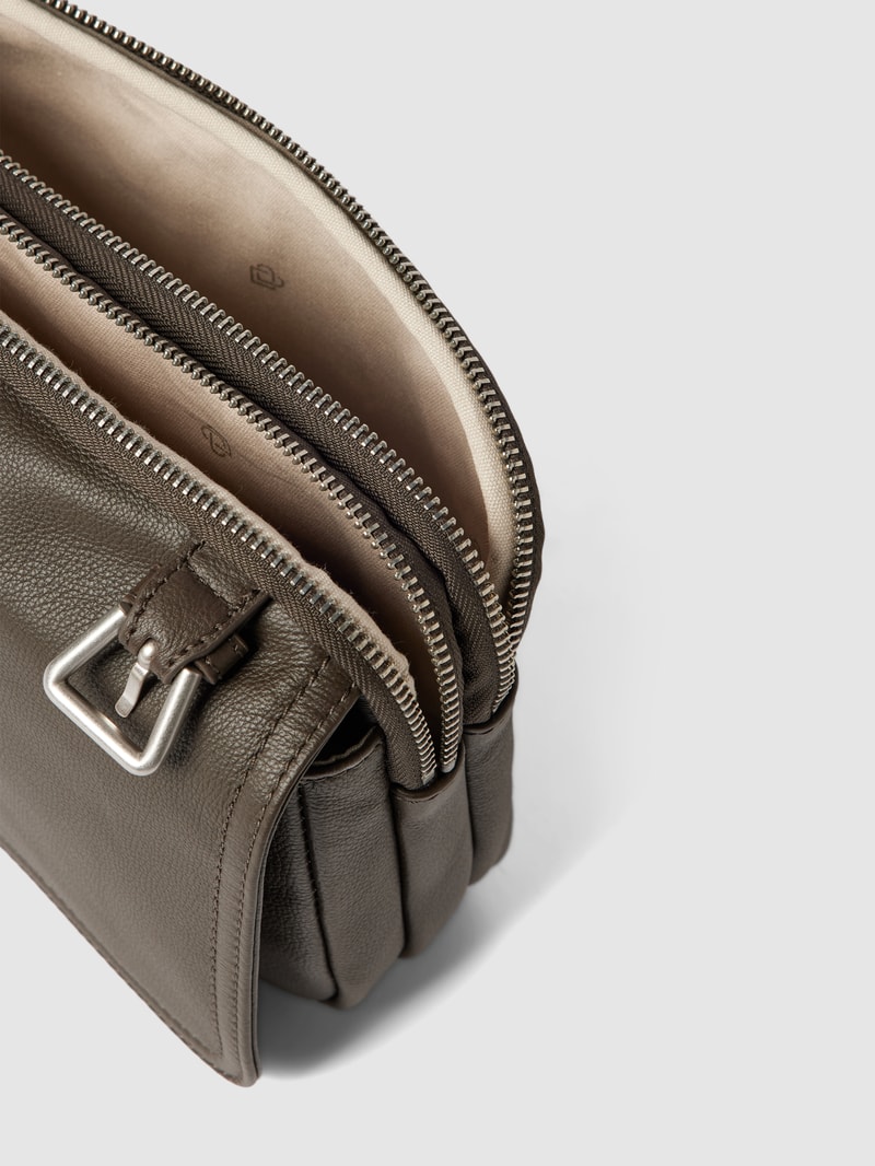 Crossbody Bag mit Label-Detail in schilf