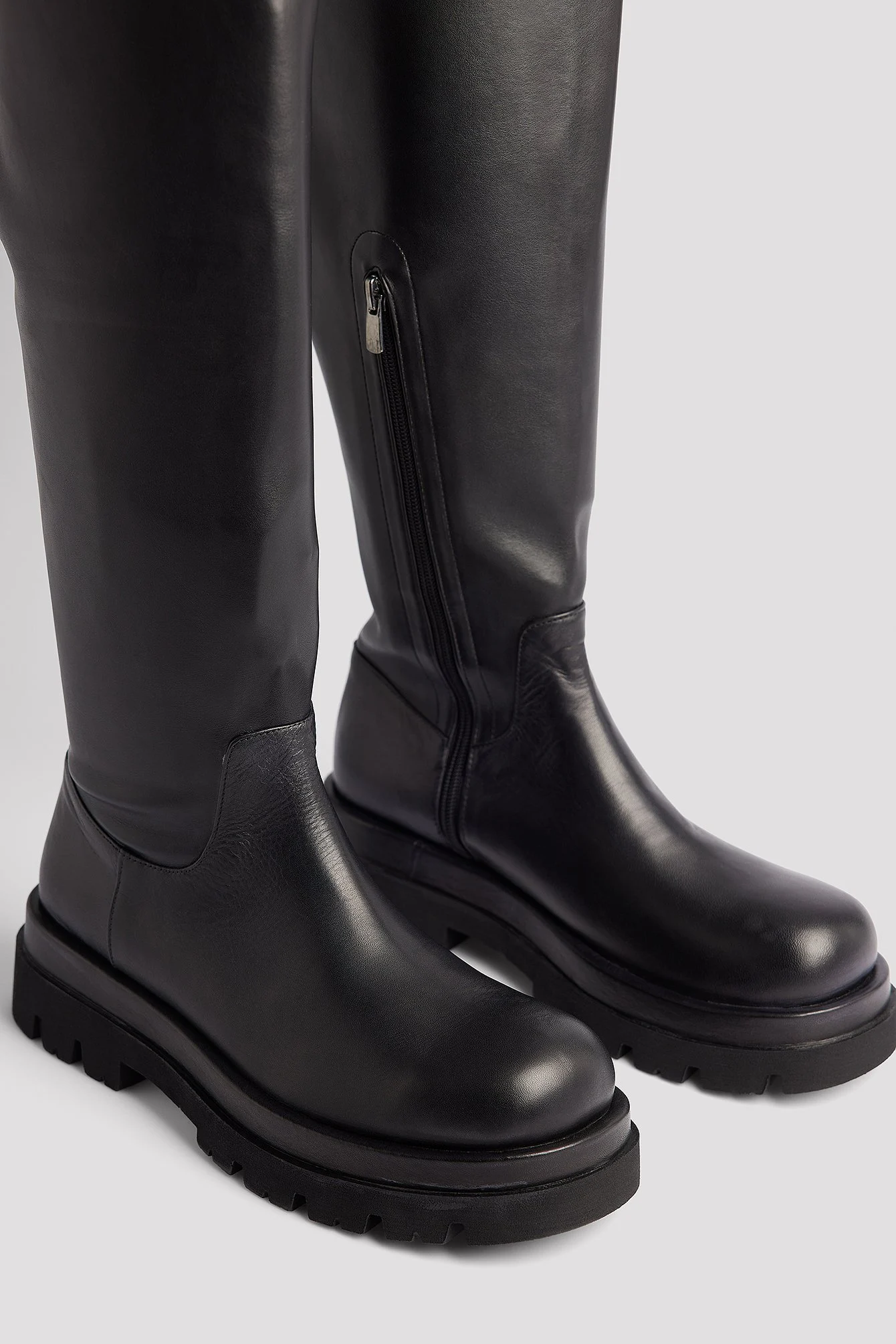 Weite Overknee-Stiefel aus Leder