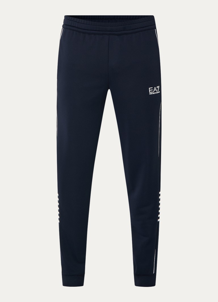 Pantaloni de trening slim fit de la Emporio Armani, cu logo și buzunare laterale.