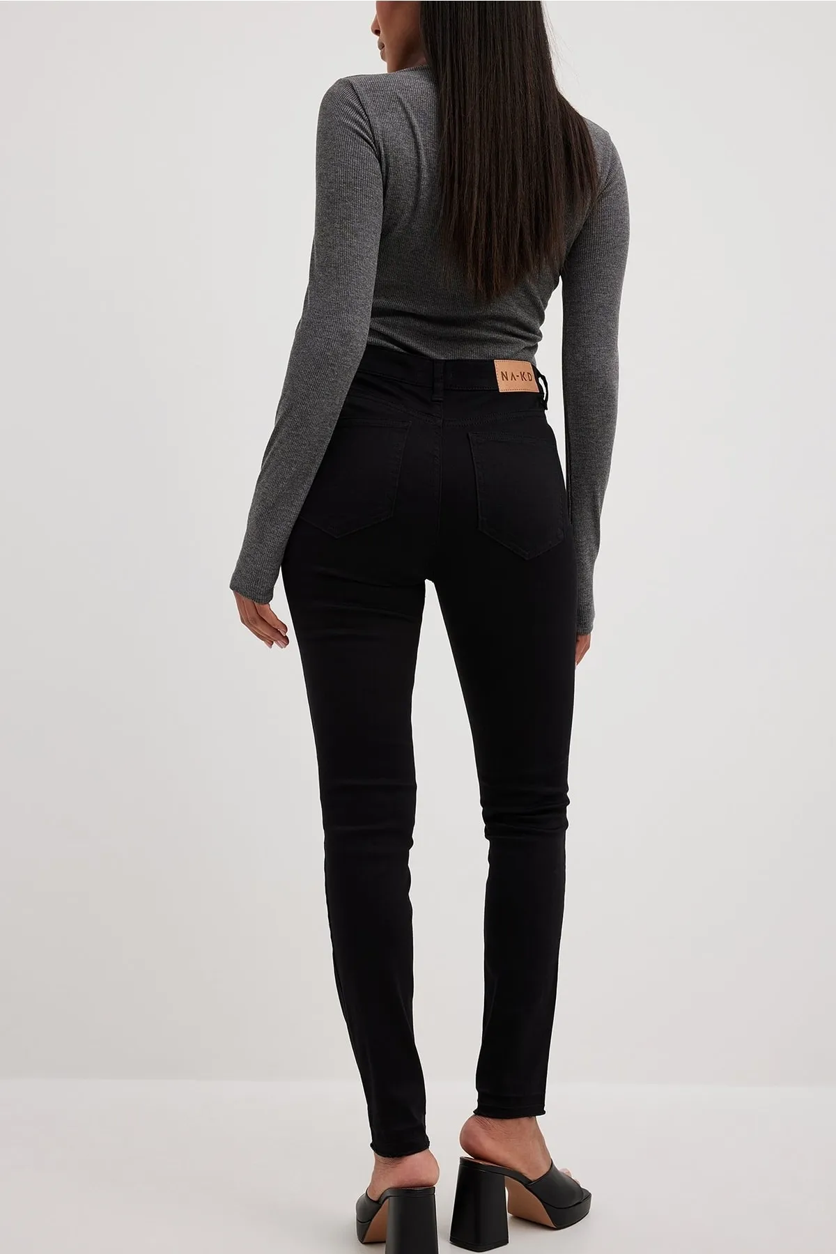 NA-KD  Skinny Jeans mit offenem Saum und hoher Taille