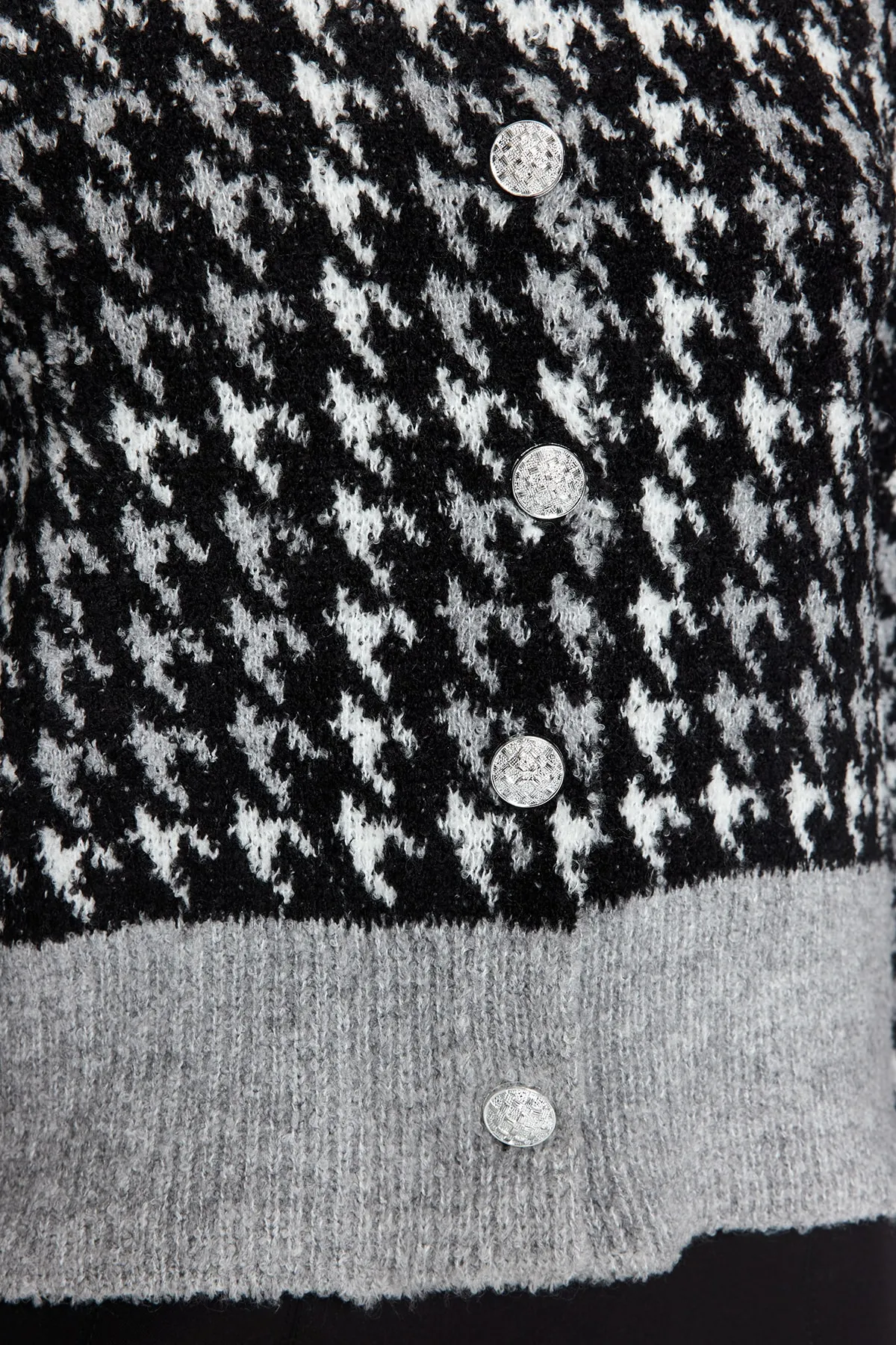 Trendyol Collection  Schwarzer Strickcardigan aus Bouclégarn mit Muster TWOAW24HI00277