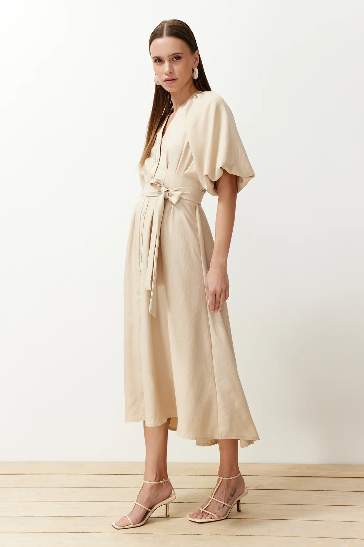Trendyol Modest  Steinfarbenes, gewebtes Hemdkleid in Leinenoptik mit Gürtel und halblangen Ballonärmeln TCTSS24EB00014