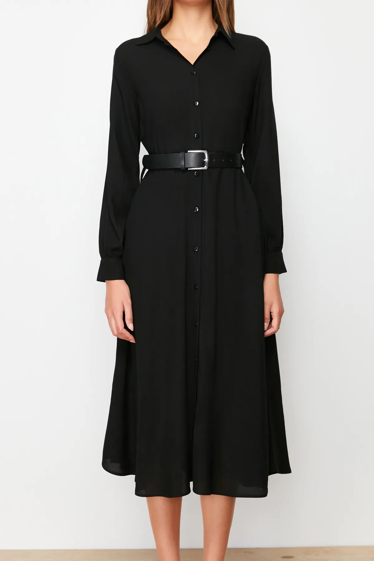 Trendyol Collection  Schwarzes gewebtes Mxi-Hemdkleid mit Gürtel TWOAW21EL1428