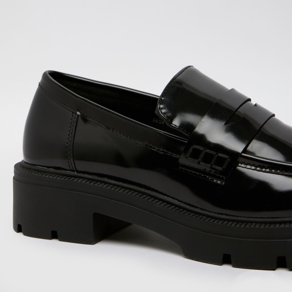 Črni lakirani ravni čevlji Schuh Livia