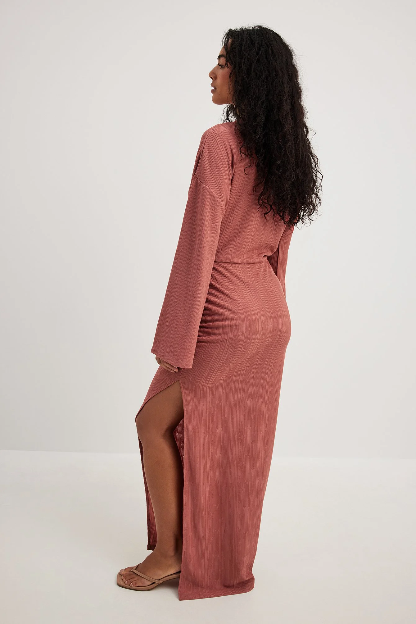 Hochgeschlossenes drapiertes Maxikleid
