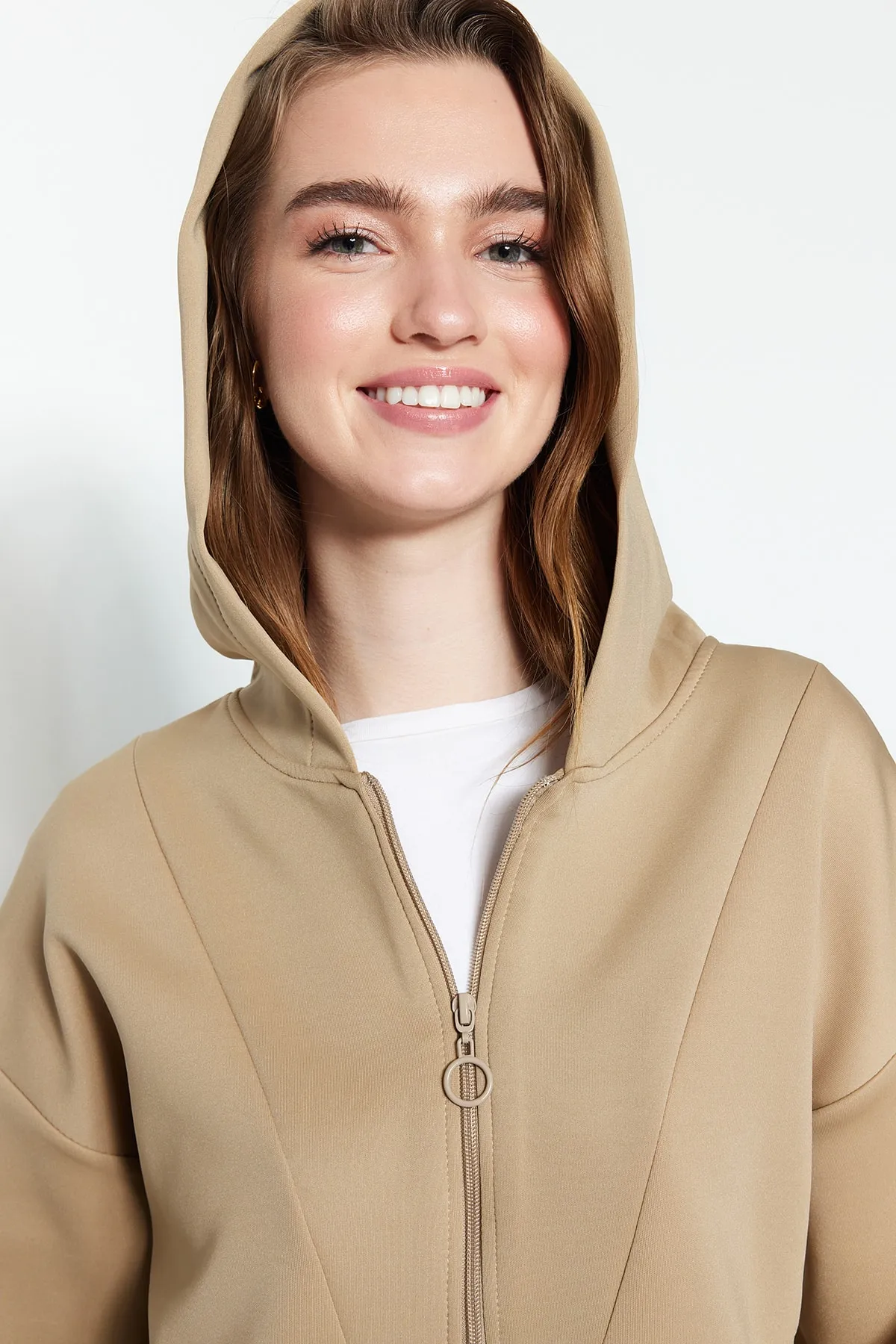 Trendyol Modest  Cremefarbener Trainingsanzug mit Reißverschluss vorne und weicher Struktur aus Scuba-Strick TCTSS23EN00005