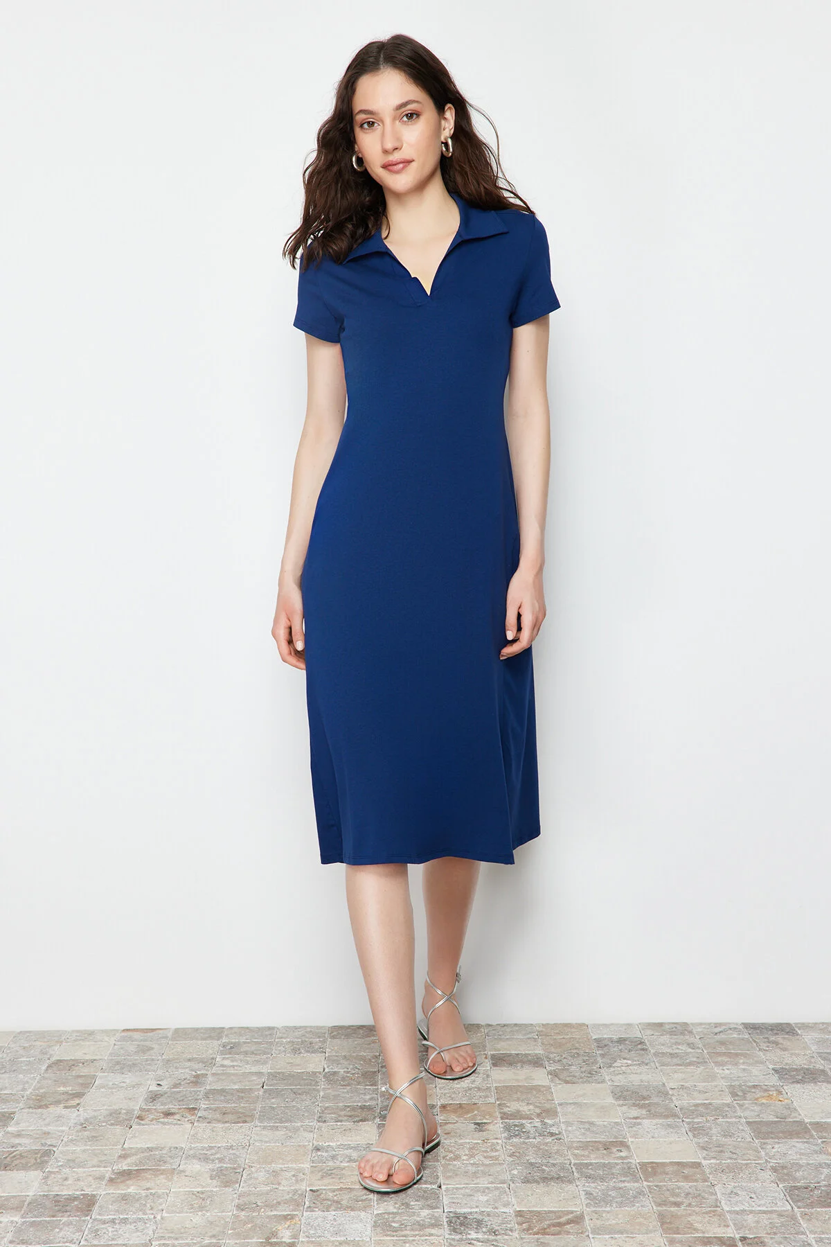 Trendyol Collection  Marineblaues Skater-/Taillen-Strick-Midikleid aus Baumwolle mit Rollkragen und offenem Rollkragen TWOSS24EL00480