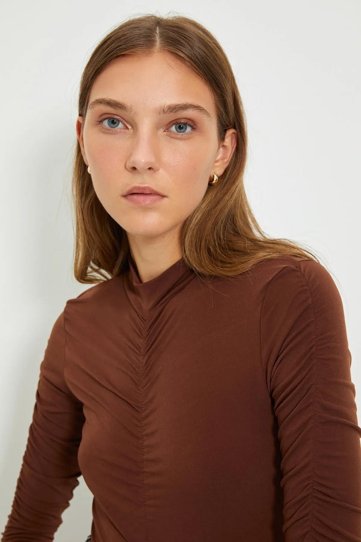 Trendyol Collection  Brauner, schmaler Stretch-Strickbody mit Raffung und Druckknöpfen TWOAW20BD0052