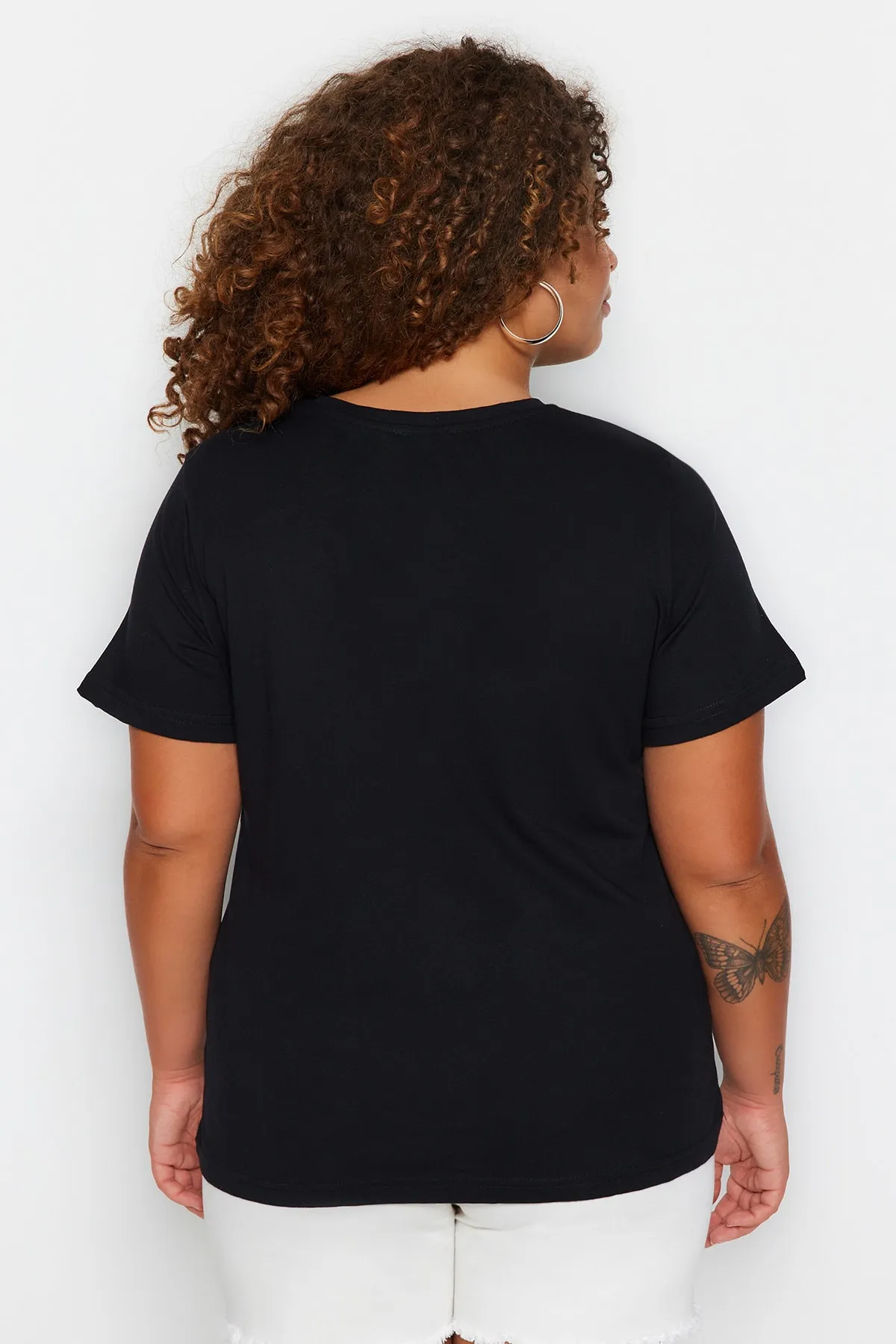Trendyol Curve  Schwarzes bedrucktes Strick-T-Shirt mit Rundhalsausschnitt TBBSS23BF00025