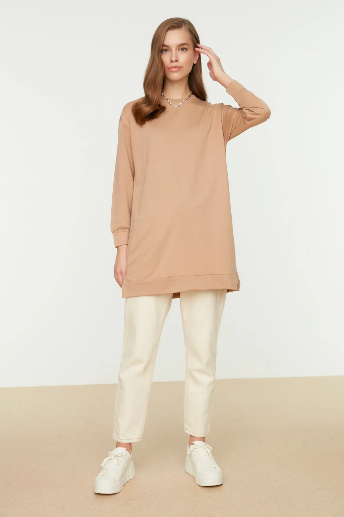 Trendyol Modest  Beigefarbenes Basic-Strick-Sweatshirt mit Rundhalsausschnitt und Schlitz und detailliertem Ausschnitt TCTAW22TW0138