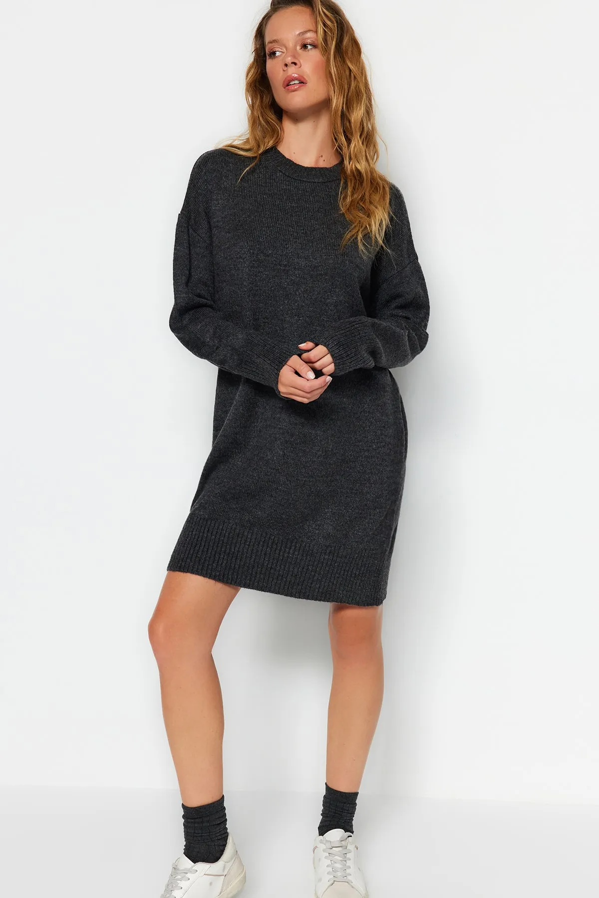 Trendyol Collection  Anthrazitfarbenes Mini-Strickkleid mit Rundhalsausschnitt TWOAW24EL00035