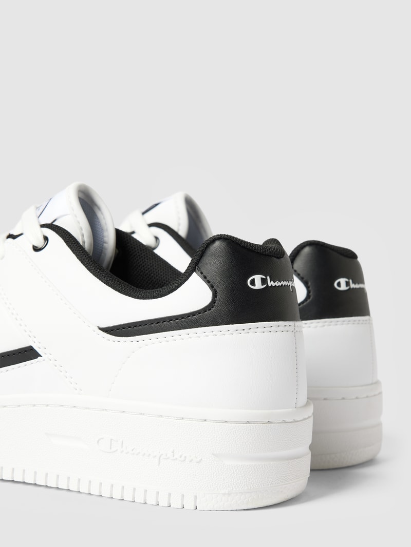 Sneaker mit Label-Detail in weiß