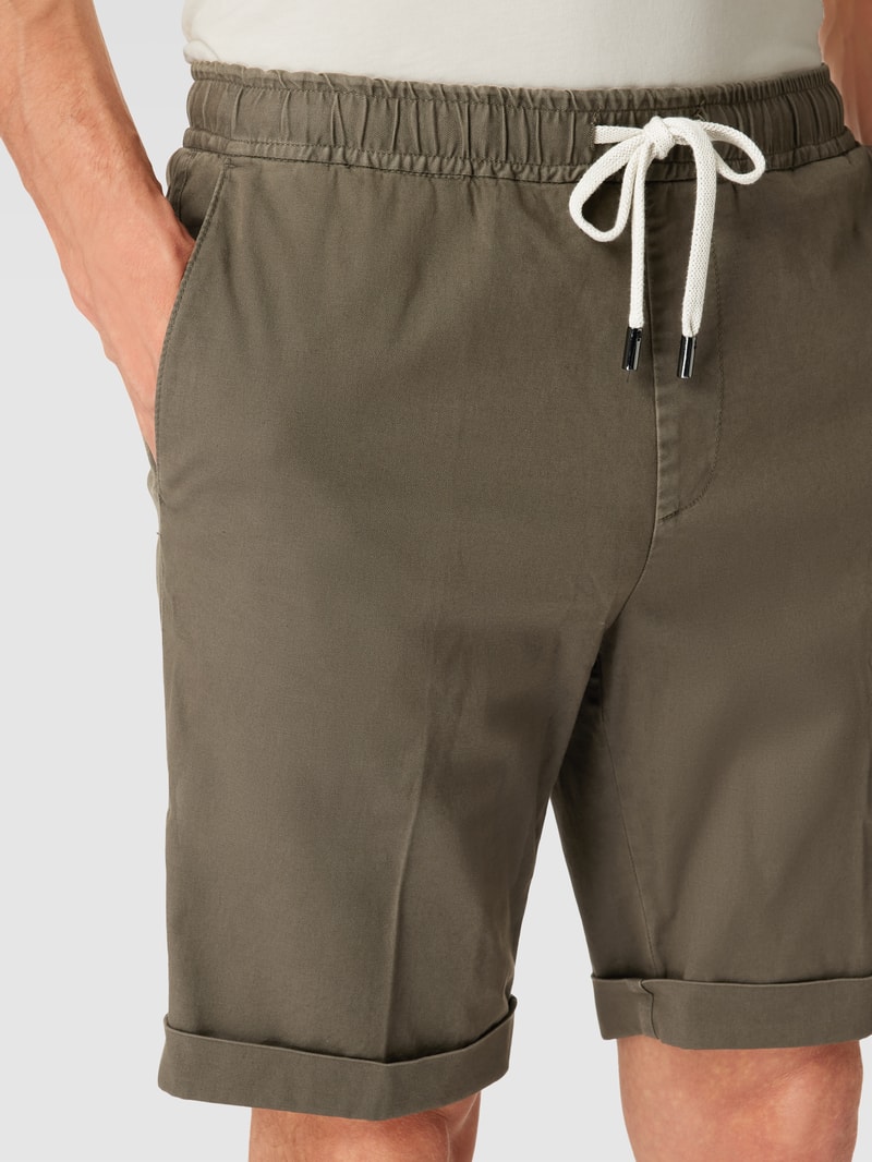 Shorts mit seitlichen Eingrifftaschen in olivgrün