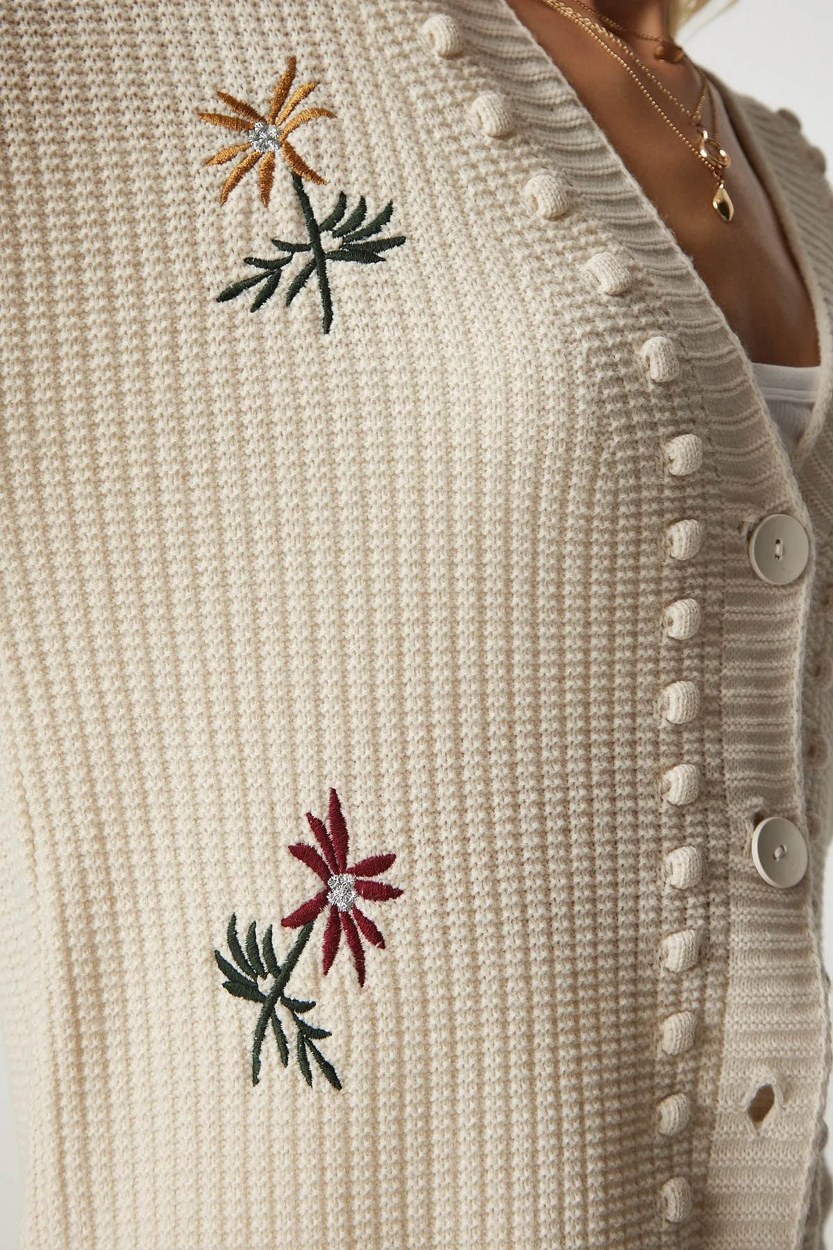 Happiness İstanbul  Cremefarbene Strickjacke aus Strick mit Blumenstickerei für Damen KG00002