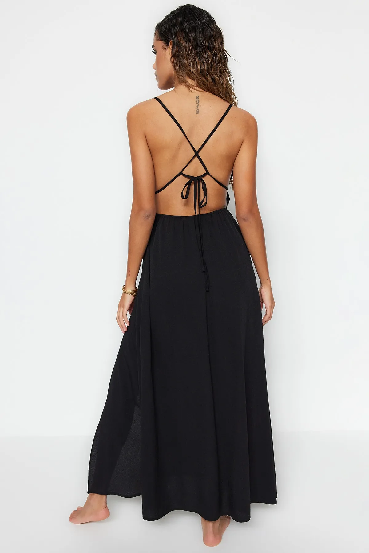 Trendyol Collection  Schwarzes, gerafftes Maxi-Strandkleid aus Webstoff TBESS23EL00063