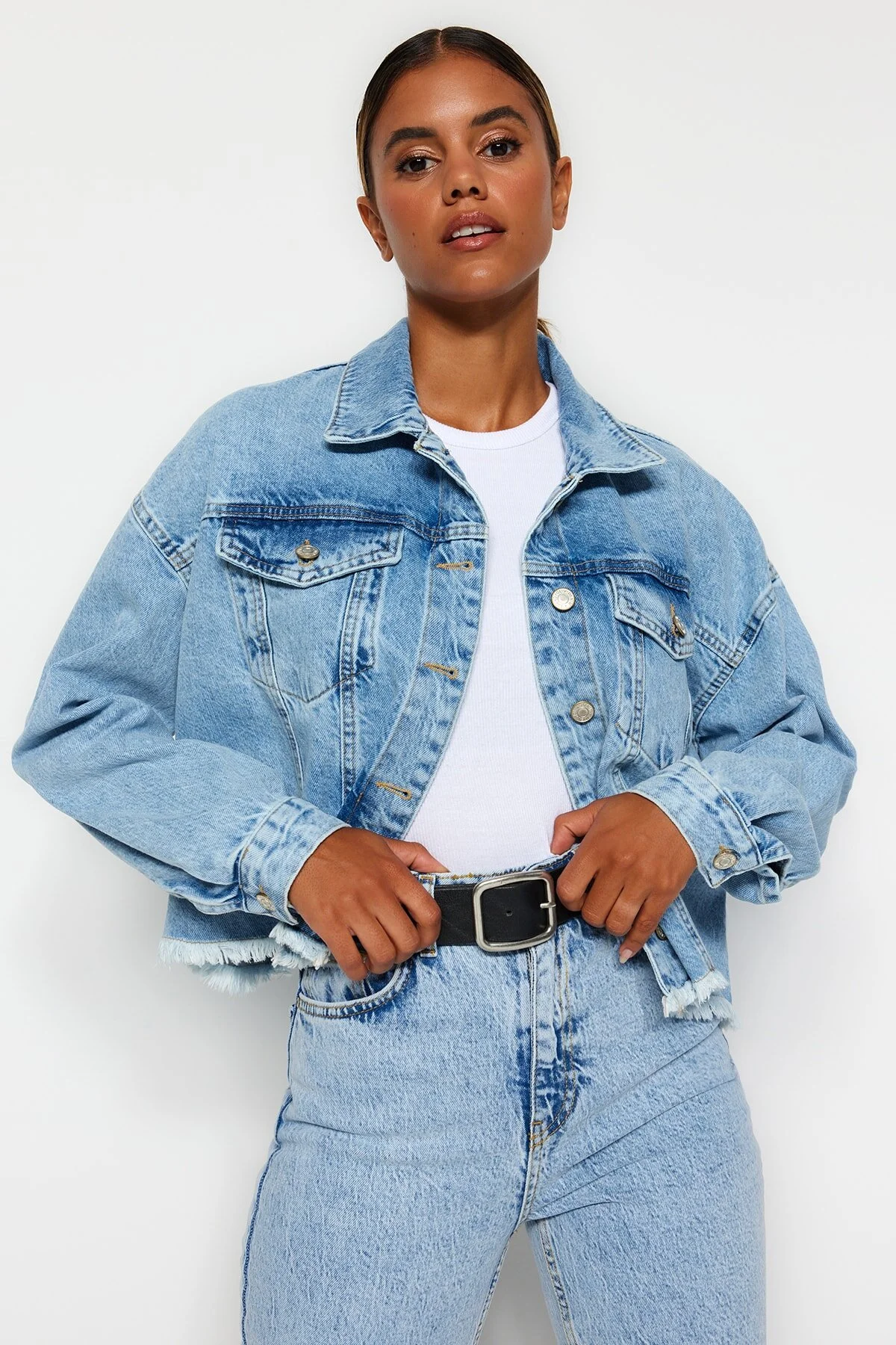 Trendyol Collection  Hellblaue kurze Jeansjacke mit Quasten am Saum TWOSS21CE0046