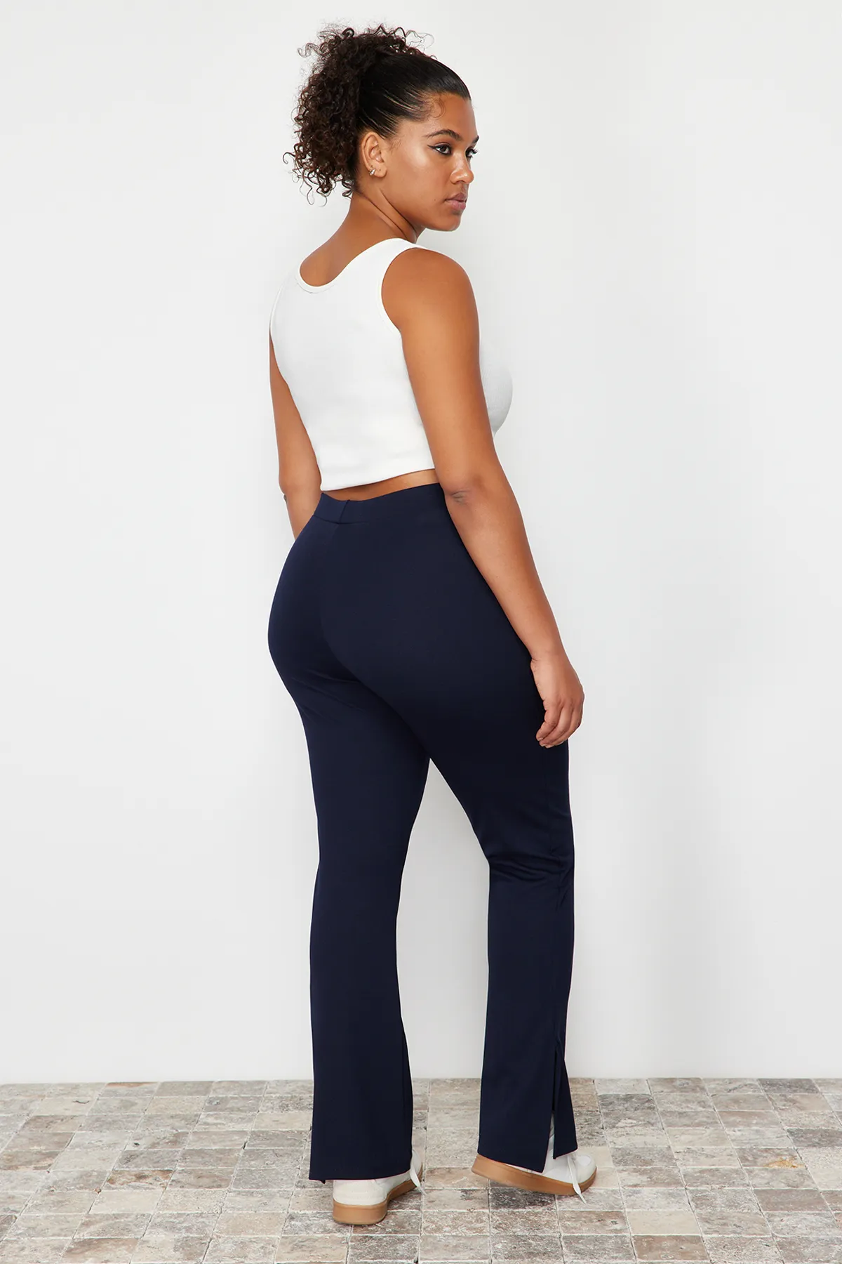Trendyol Curve  Marineblaue Strickhose mit Ziernähten TBBSS24AR00001