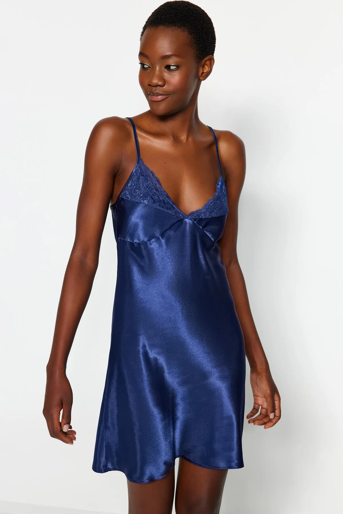 Trendyol Collection  Marineblaues Nachthemd aus gewebtem Satin mit Seilträgern und detaillierter Rückseite THMAW24GC00002