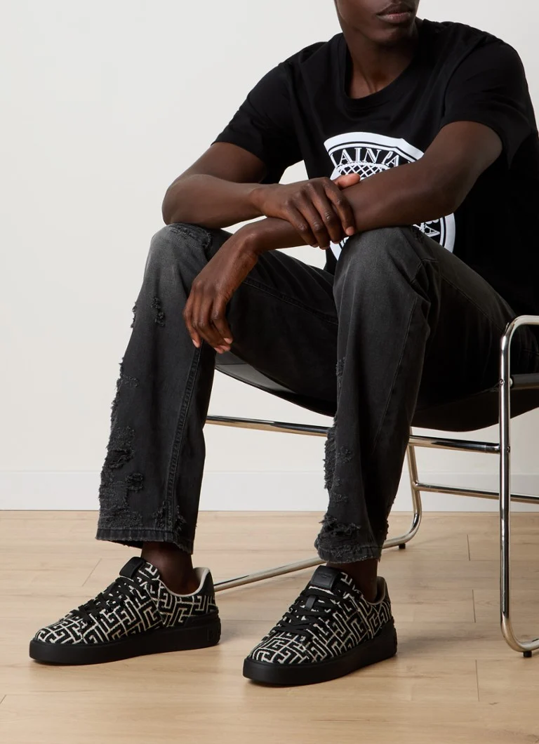 Sneakers Balmain B-Court con logo stampato e dettagli in pelle.