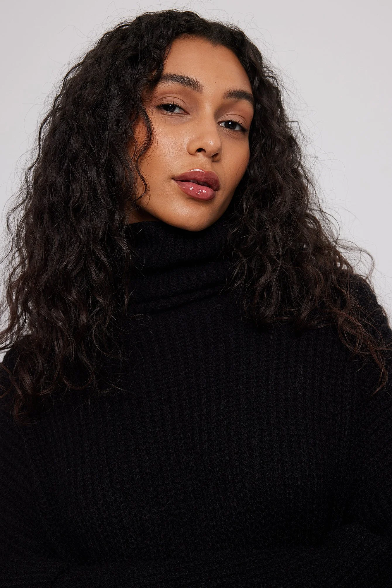 Langer Strickpullover mit gefalteten Ärmeln und Rollkragen