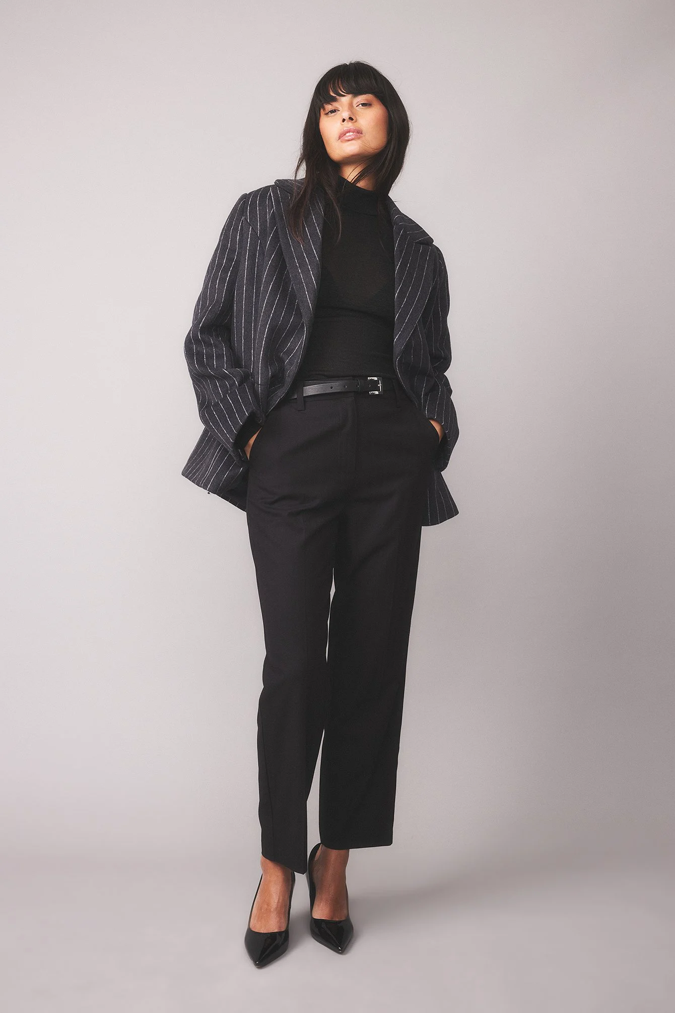 Gerade Hose mit gestreiftem Detail und mittlerer Taille
