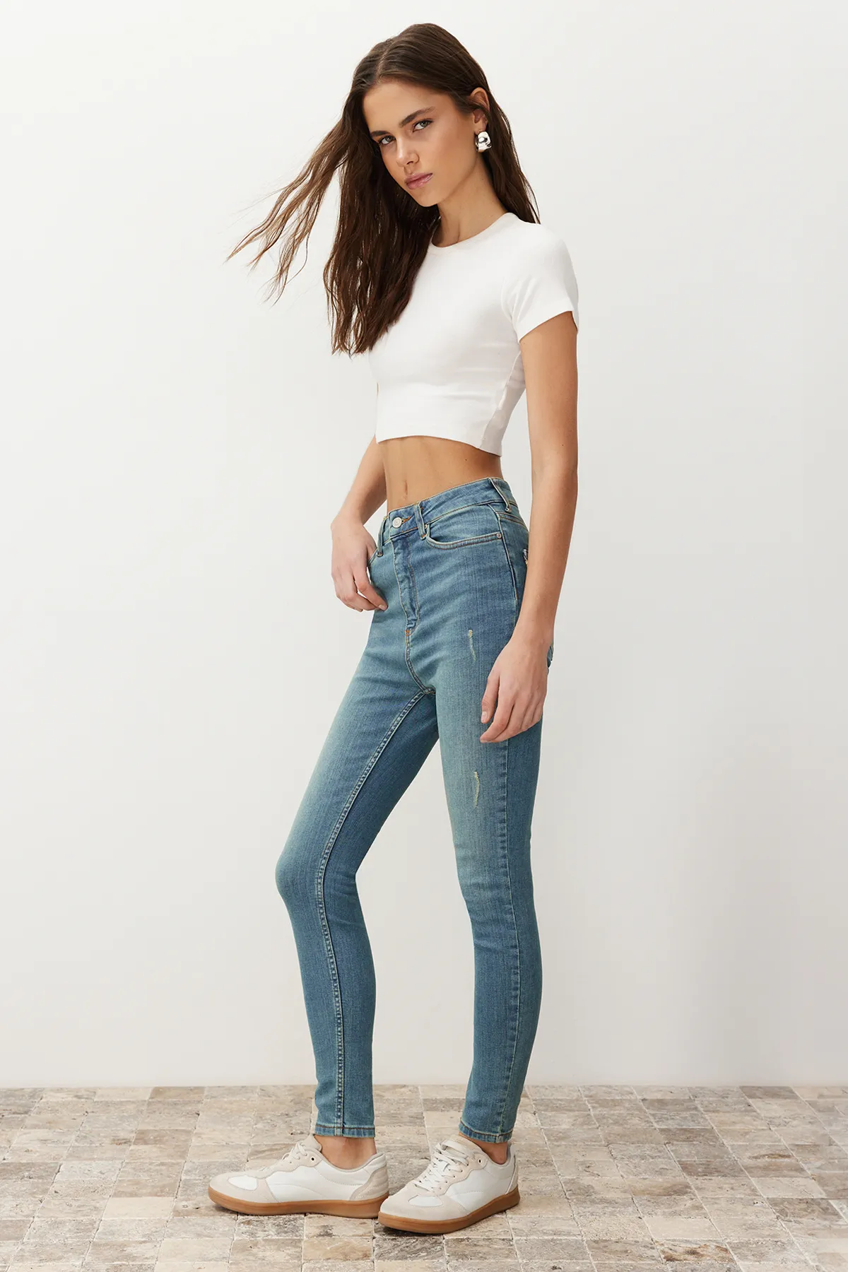 Trendyol Collection  Blaue Skinny Jeans mit hoher Taille TWOAW21JE0517