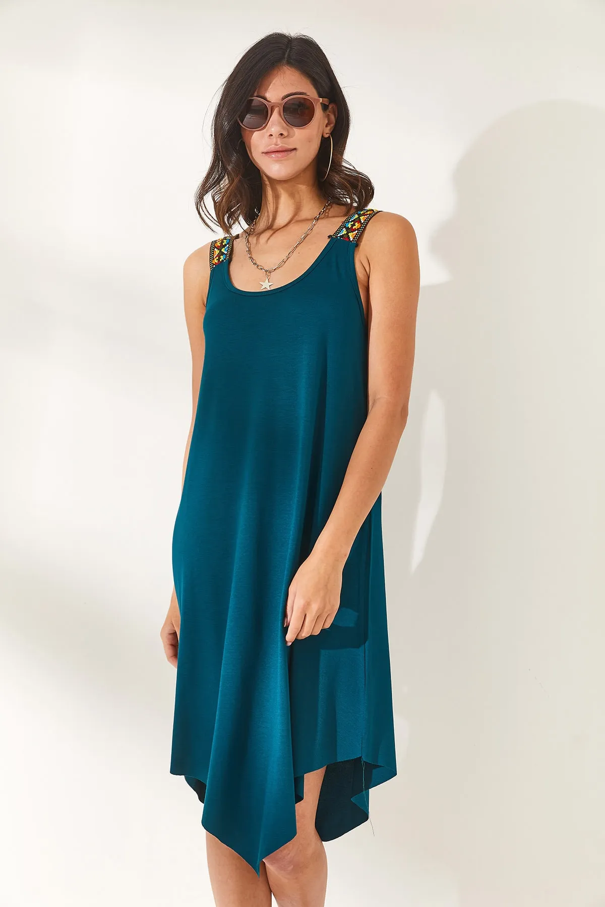 Olalook  Petrolgrünes, asymmetrisches Ethno-Trägerkleid für Damen ELB-19000612