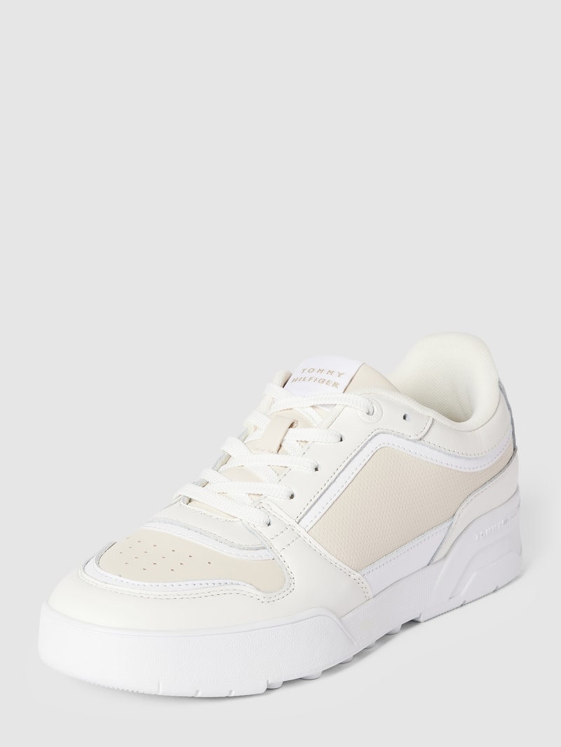 Sneaker mit Label-Details in weiß
