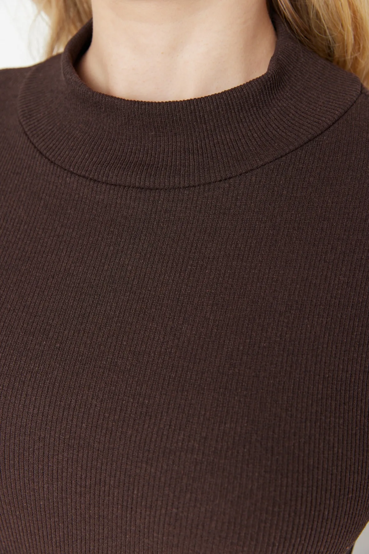 Trendyol Collection  Braune, taillierte, langärmlige, gerippte, dehnbare Strickbluse mit hohem Kragen TWOAW21BZ0423