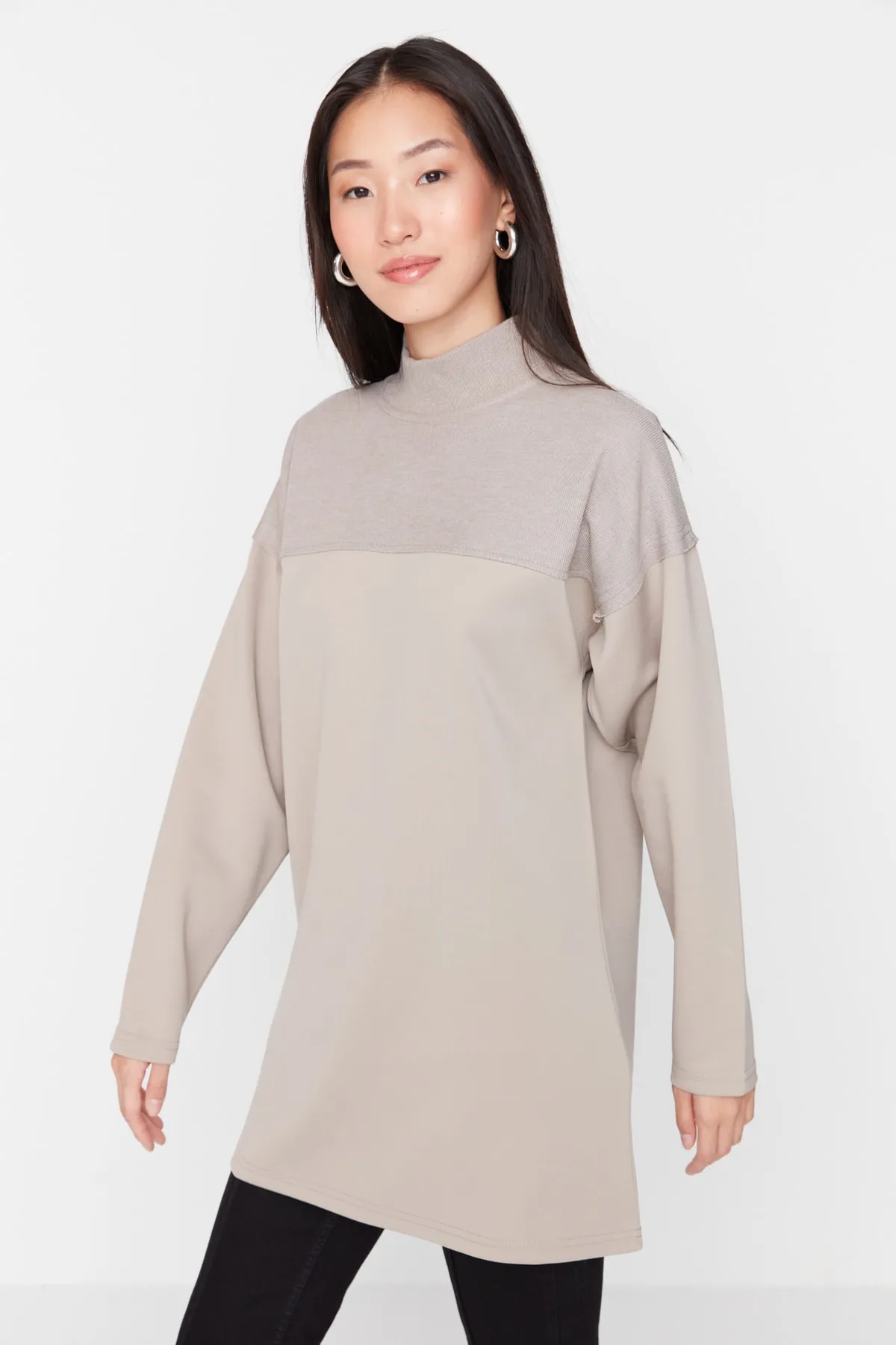 Trendyol Modest  Nerzfarbene gestrickte Tunika mit Blockfarben TCTAW23UK00060