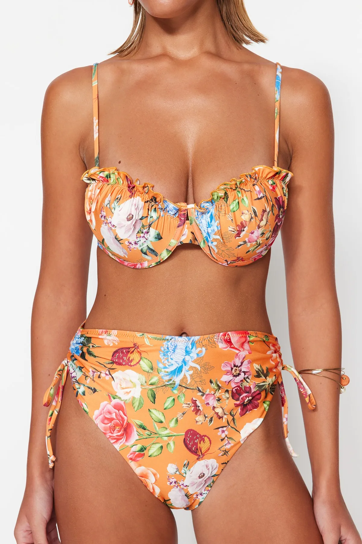 Trendyol Collection  Balconette-Bikini-Set mit Blumenmuster, Rüschen, hoher Taille und hohem Beinausschnitt TBESS23BT00019