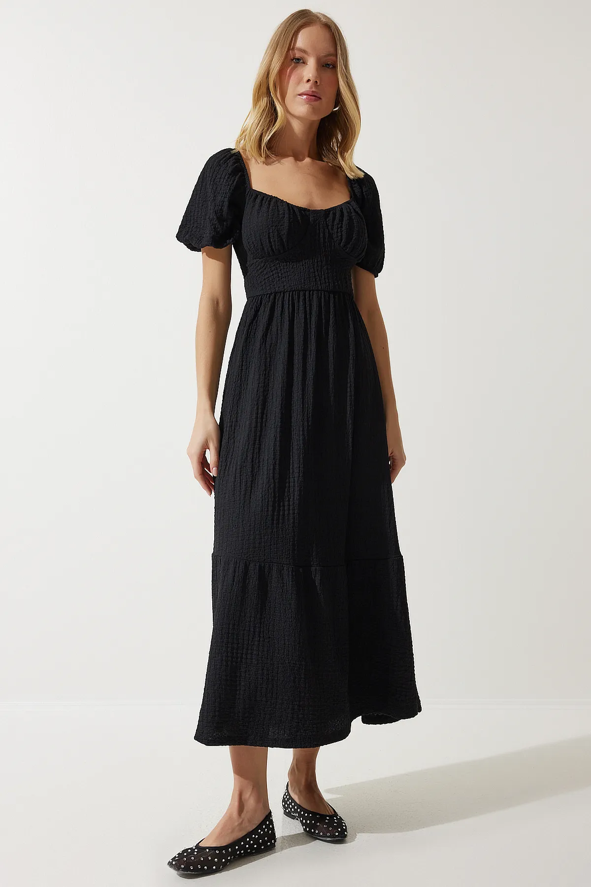 Happiness İstanbul  Schwarzes strukturiertes Sommer-Strickkleid mit Herzkragen für Damen UB00050