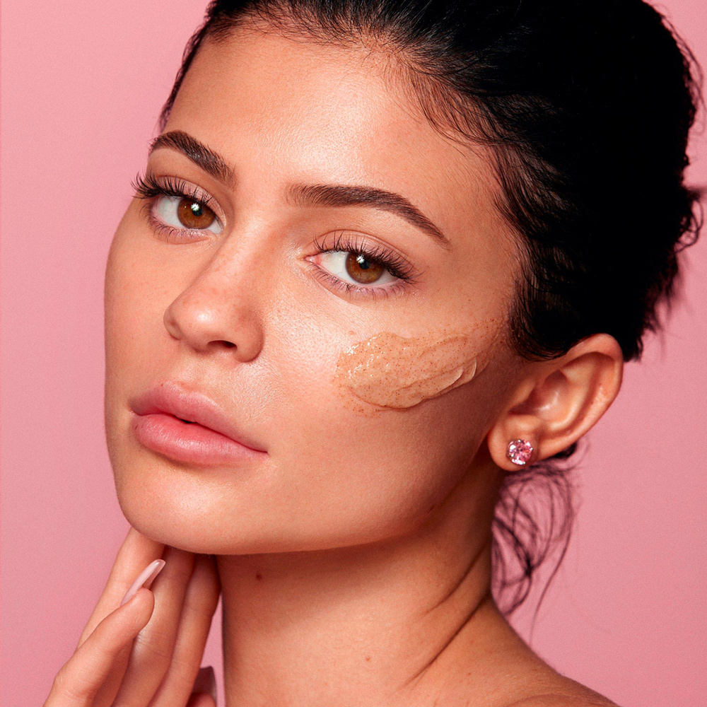kylie by kylie jenner Gommage visage aux noix Gommage Visage