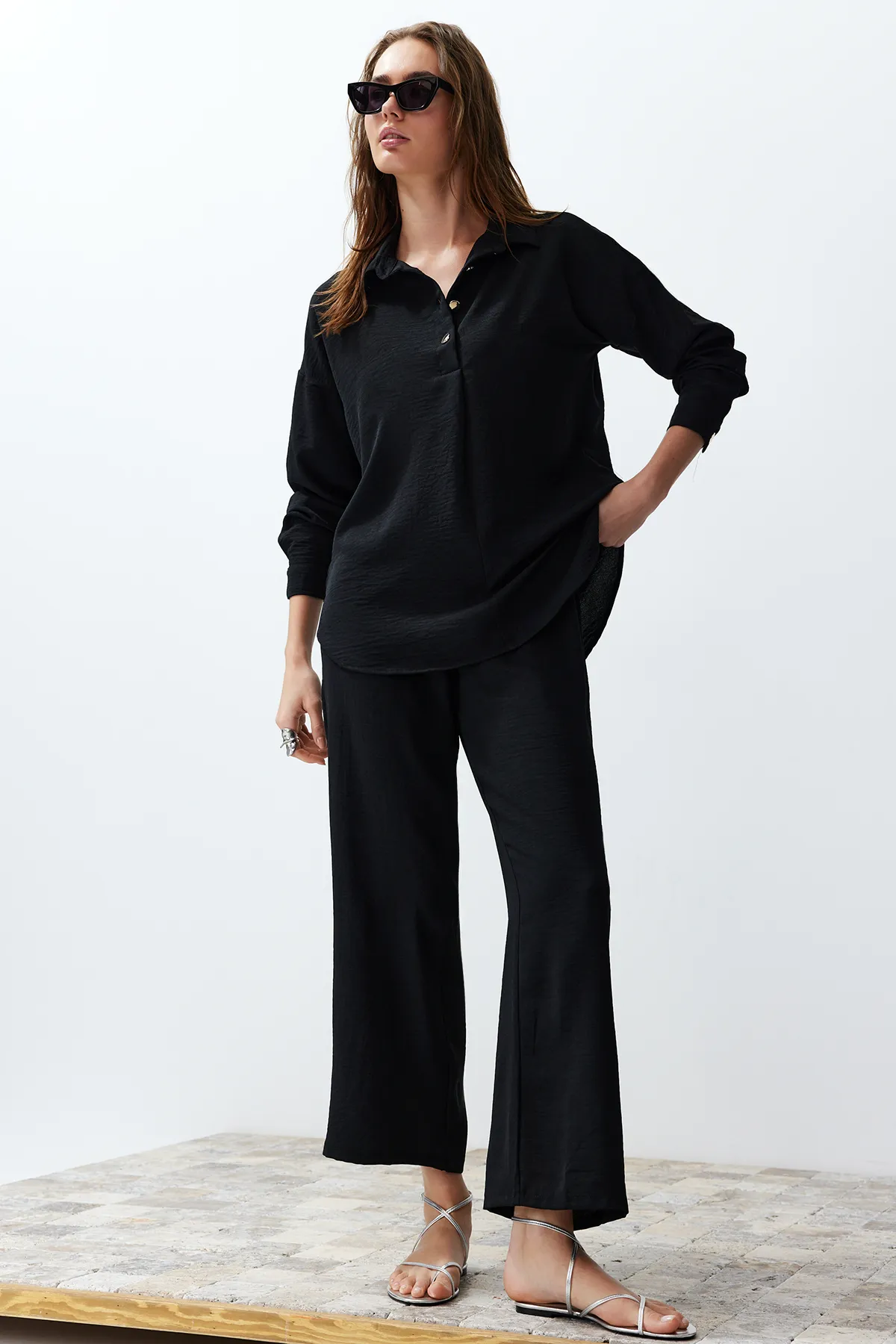 Trendyol Collection  Schwarzes, geknöpftes Oberteil-Unterteil aus Webstoff TWOSS24AU00108