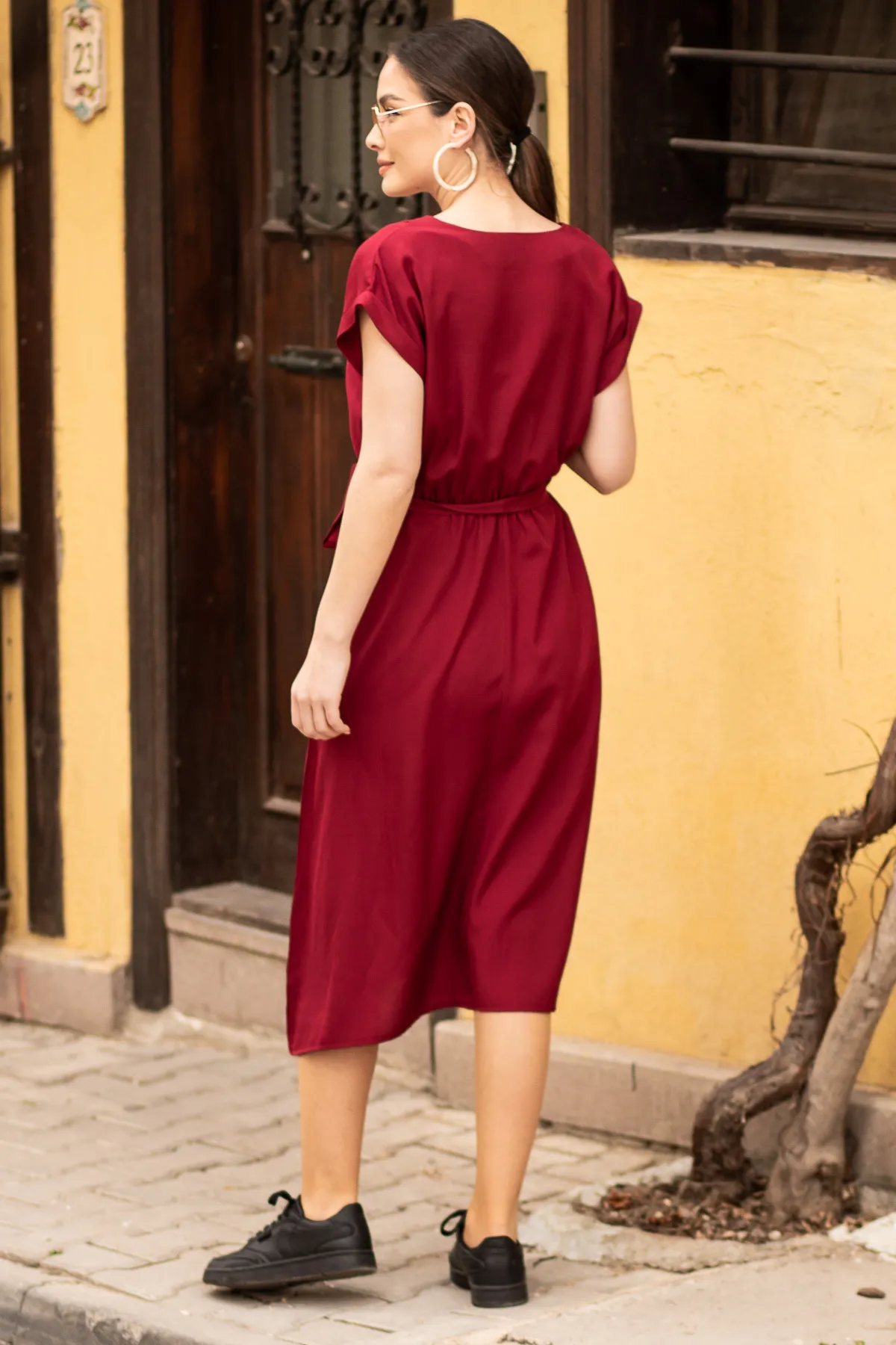 armonika  Burgunderrotes Kleid für Damen mit elastischer Taille und Bindeband ARM-18Y001120