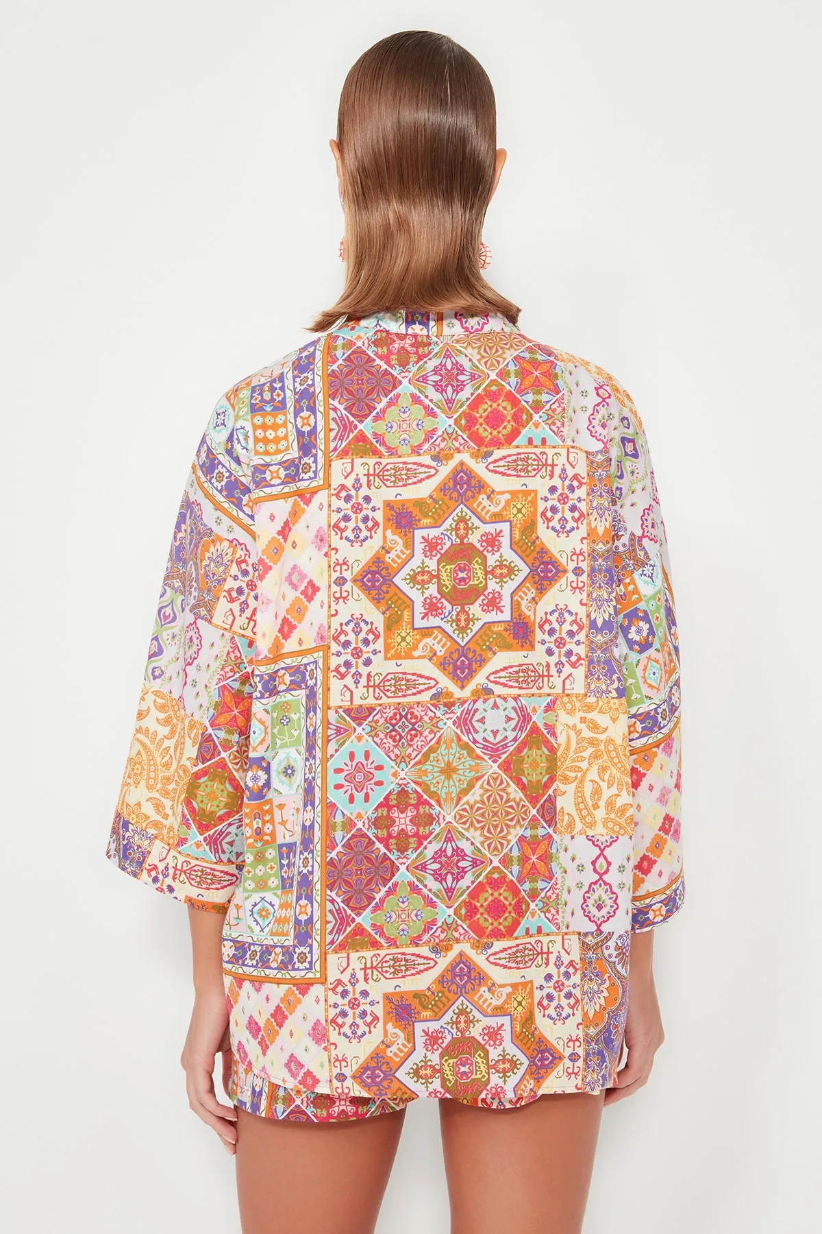 Trendyol Collection  Set aus Hemd und Shorts aus 100 % Baumwolle mit ethnischem Muster TBESS23AU00010